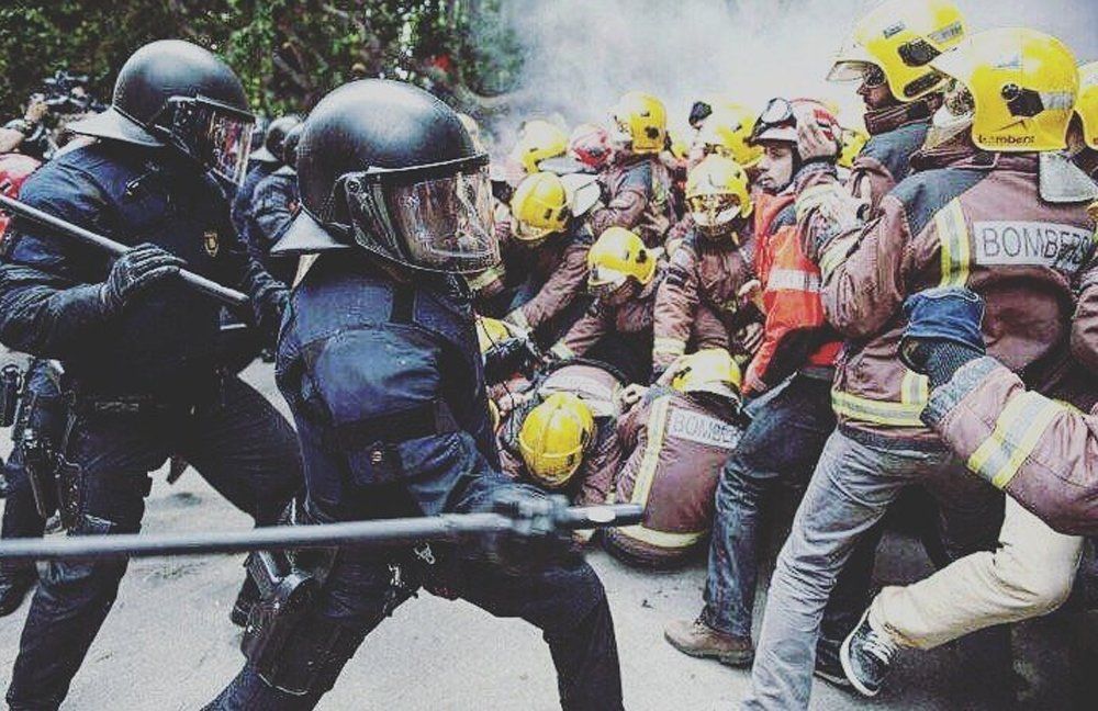 Increíble enfrentamiento. La guardia civil española molió a palos a los bomberos de Barcelona.&nbsp;