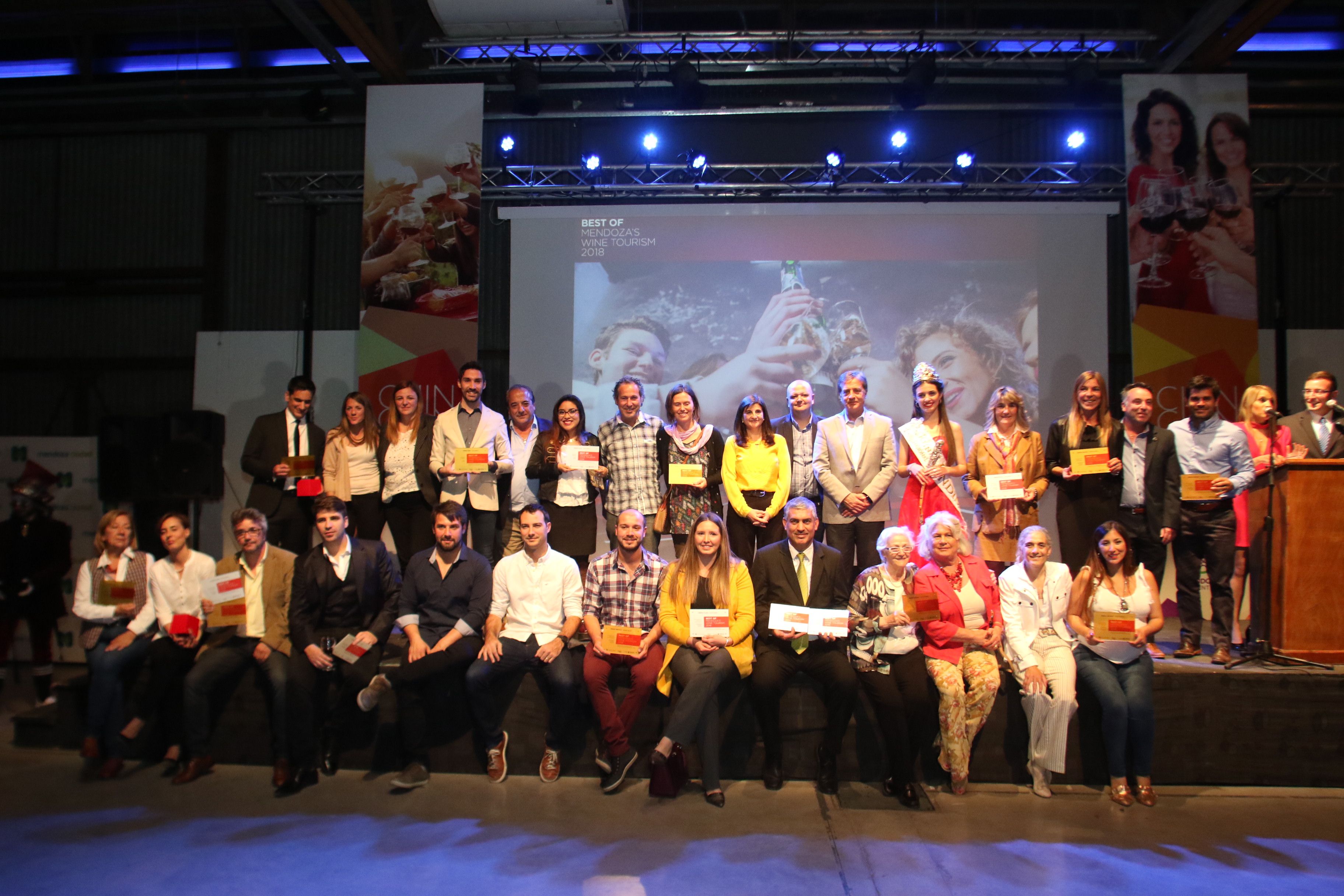 Los ganadores del oro disfrutan de su premio y ya listos para ir a la competencia internacional que tendrá lugar el próximo mes en Casablanca, Chile. Los ganadores del oro disfrutan de su premio y ya listos para ir a la competencia internacional que tendrá lugar el próximo mes en Casablanca, Chile.