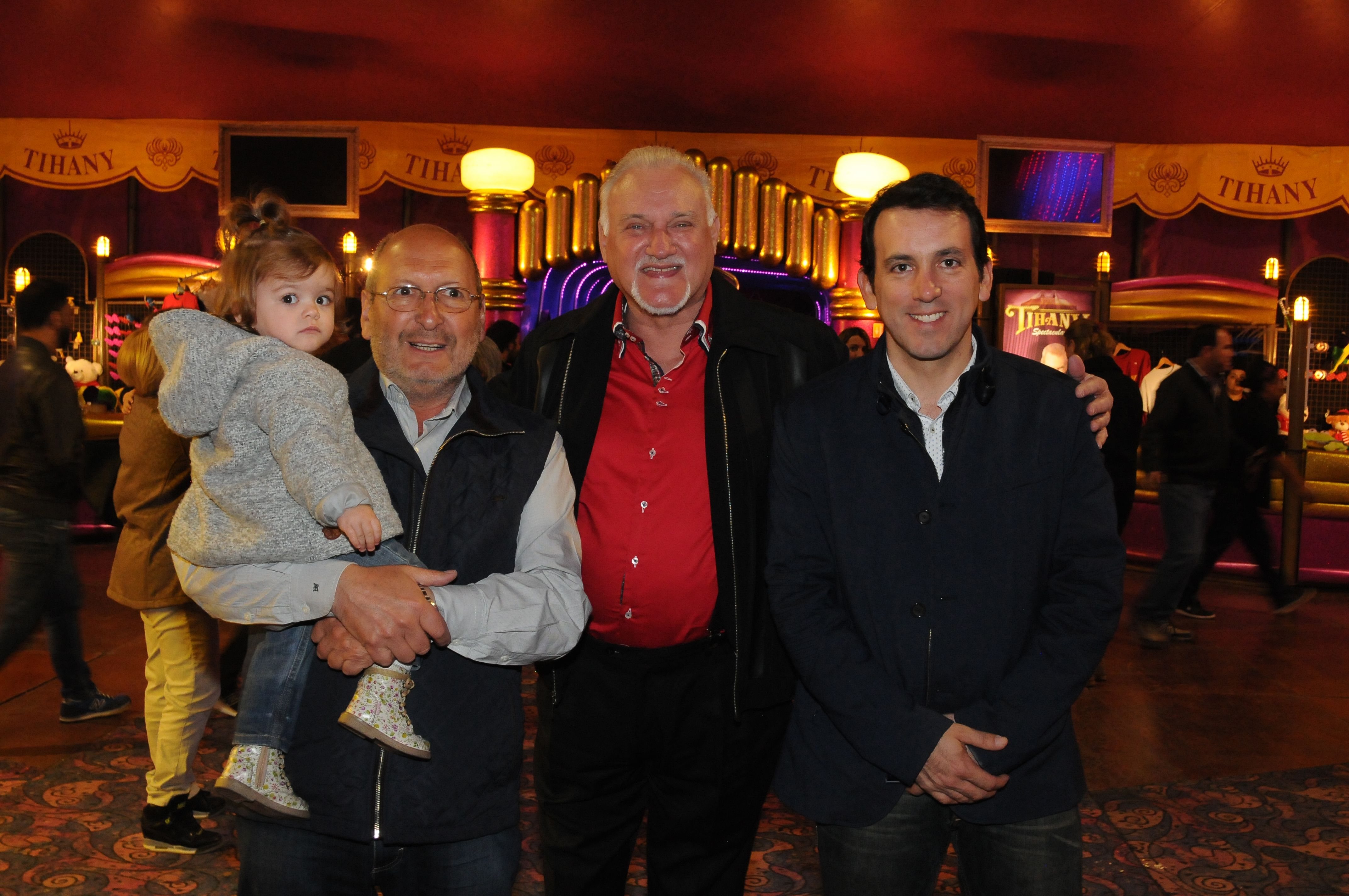 Oficial. El intendente de Guaymallén, Marcelino Iglesias, con su nieta Anlla, el mago Richard Missone y el intendente de Godoy Cruz, Tadeo García Zalazar.