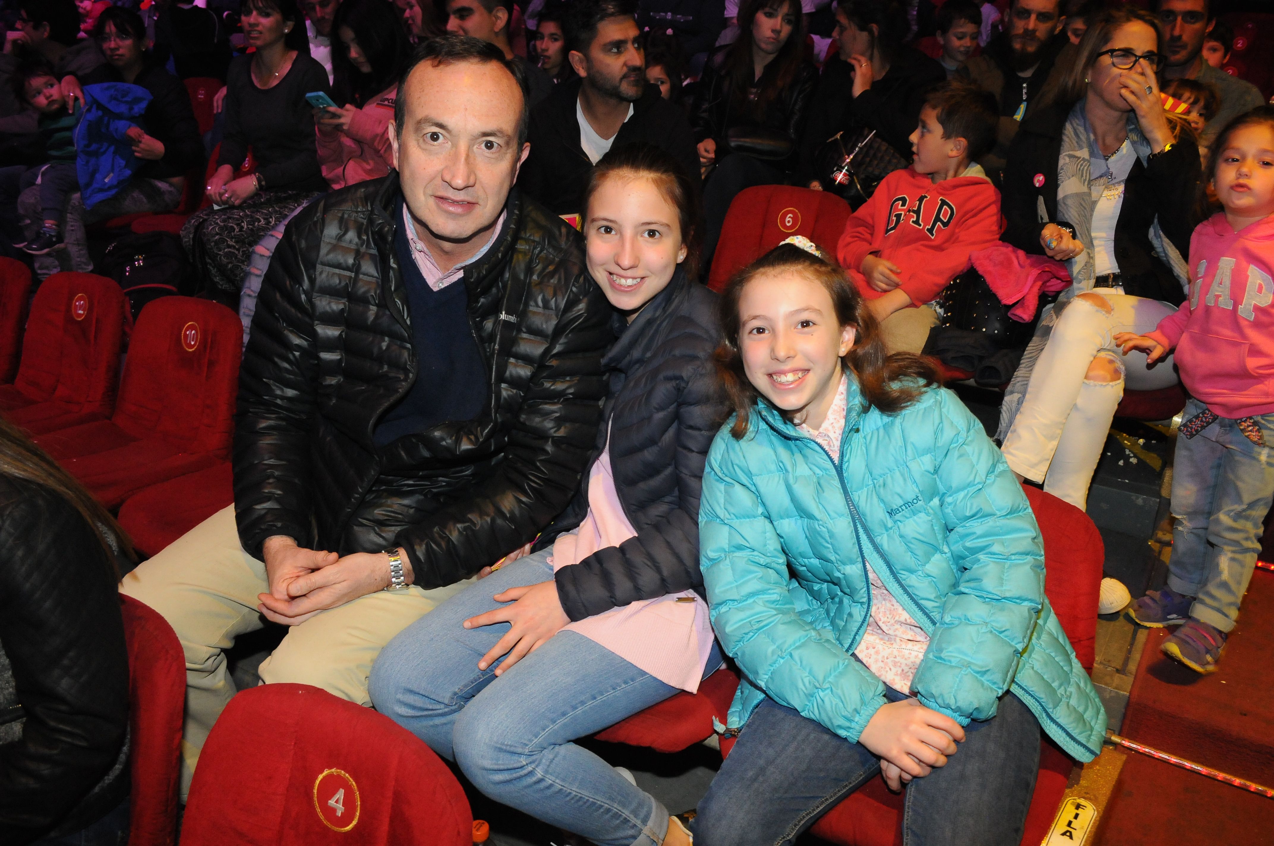 Con sus hijas. Gabriel Fidel y sus hermosas pequeñas, Clara y Emilia.