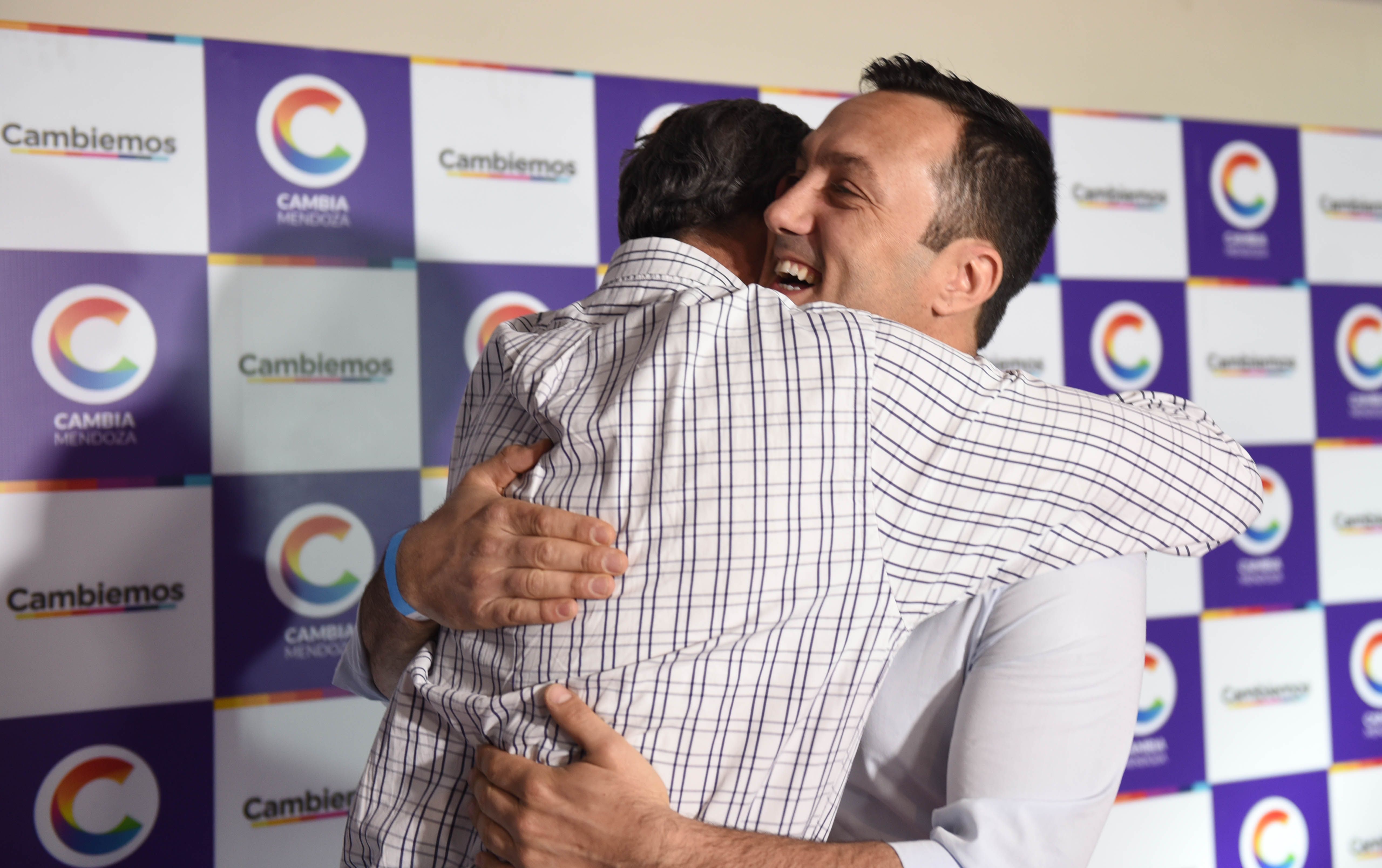 El candidato a diputado nacional se abraza con ex ministro Enrique Vaquié