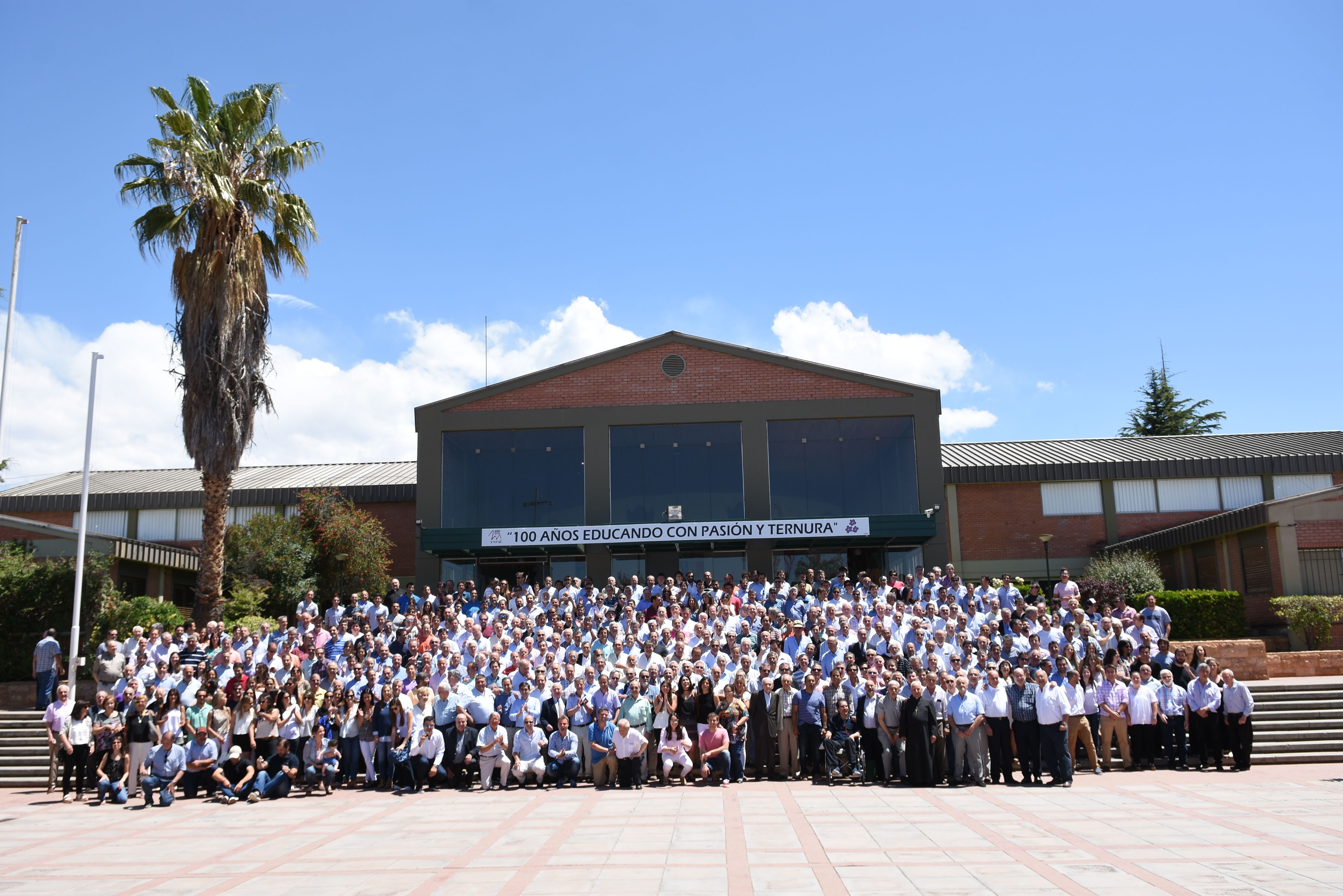 Tras la celebración de la misa y el descubrimiento de una placa recordatoria, los egresados se reunieron en las escalinatas del colegio para protagonizar la foto que será parte del anuario.