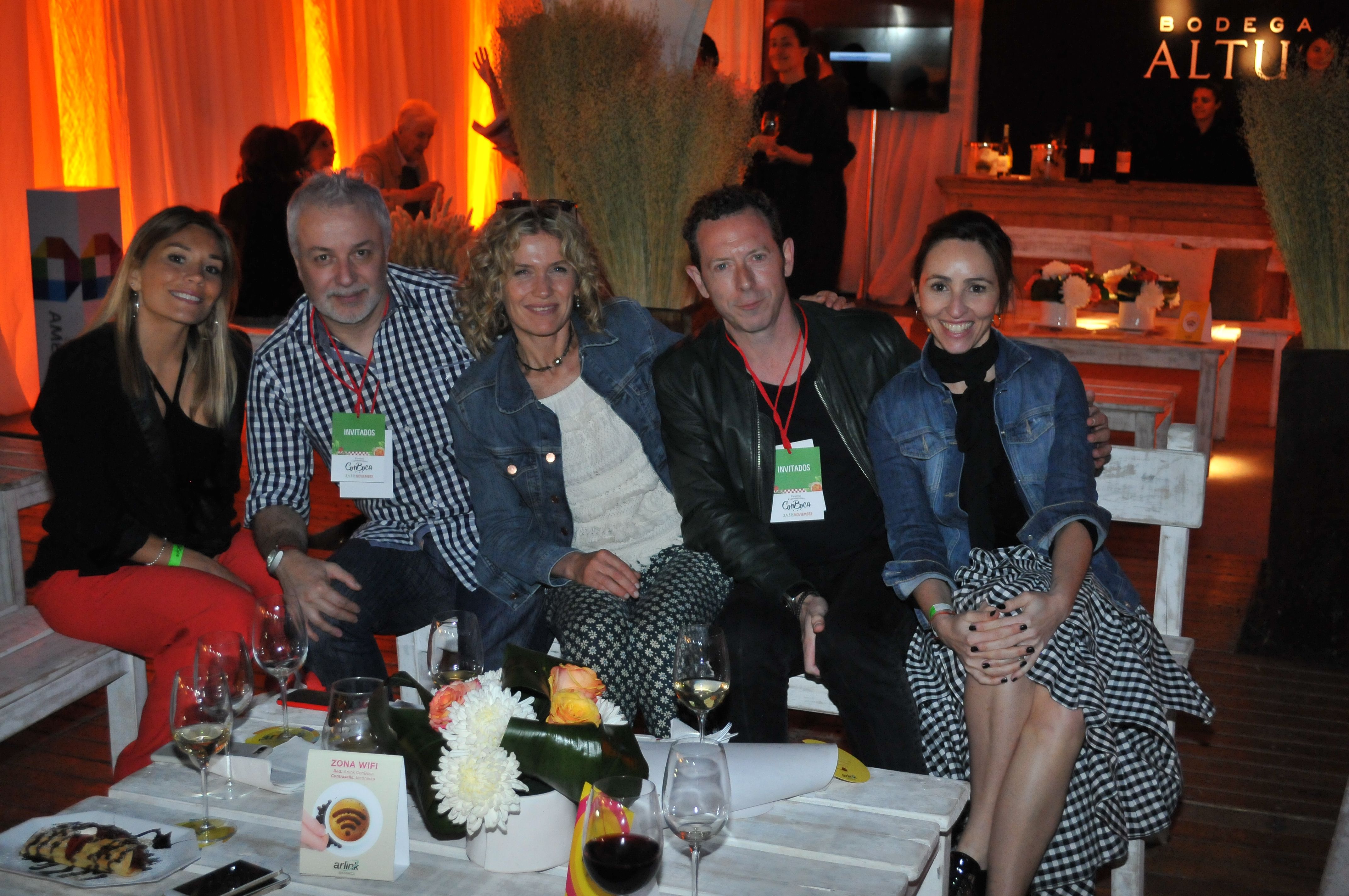 Barbarita Vila y María Malgor en el stand&nbsp; de Grupo América junto a la chef Maru Botana&nbsp; y amigos.