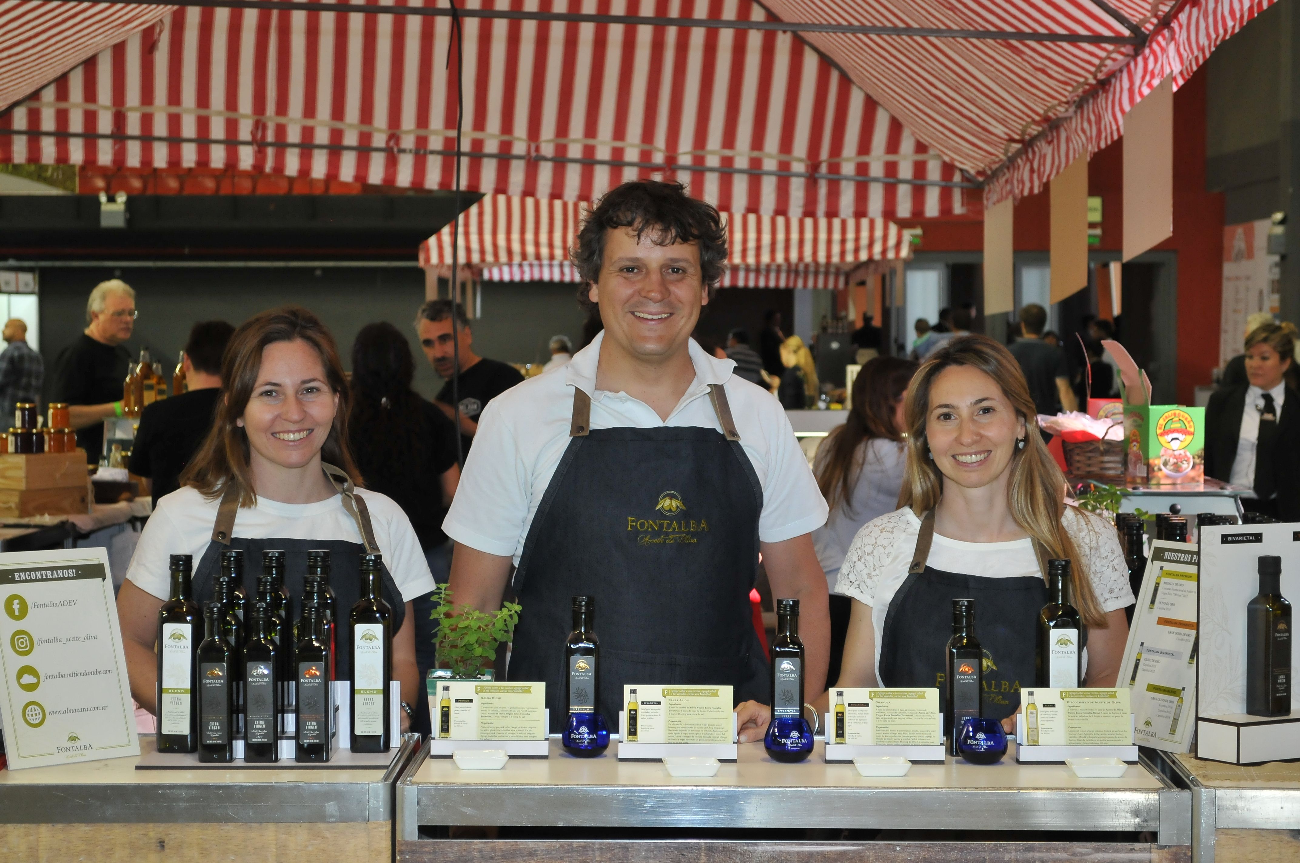 Silvina Huertas, Luis Baldini y Adriana Huertas con sus aceites Fontalba.