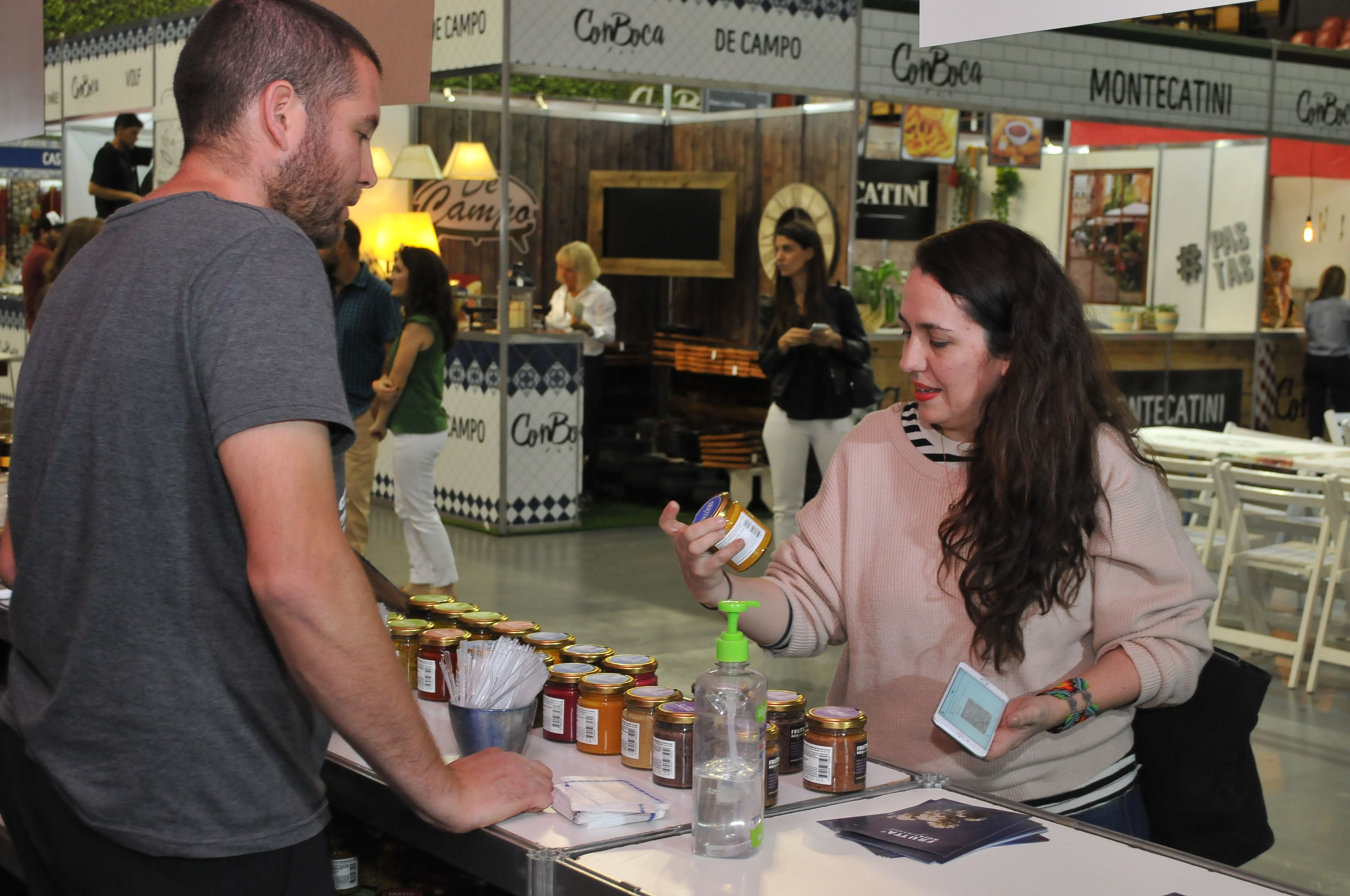 La chef Narda Lepes recorrió todos los stands y se copó con los productos mendocinos.