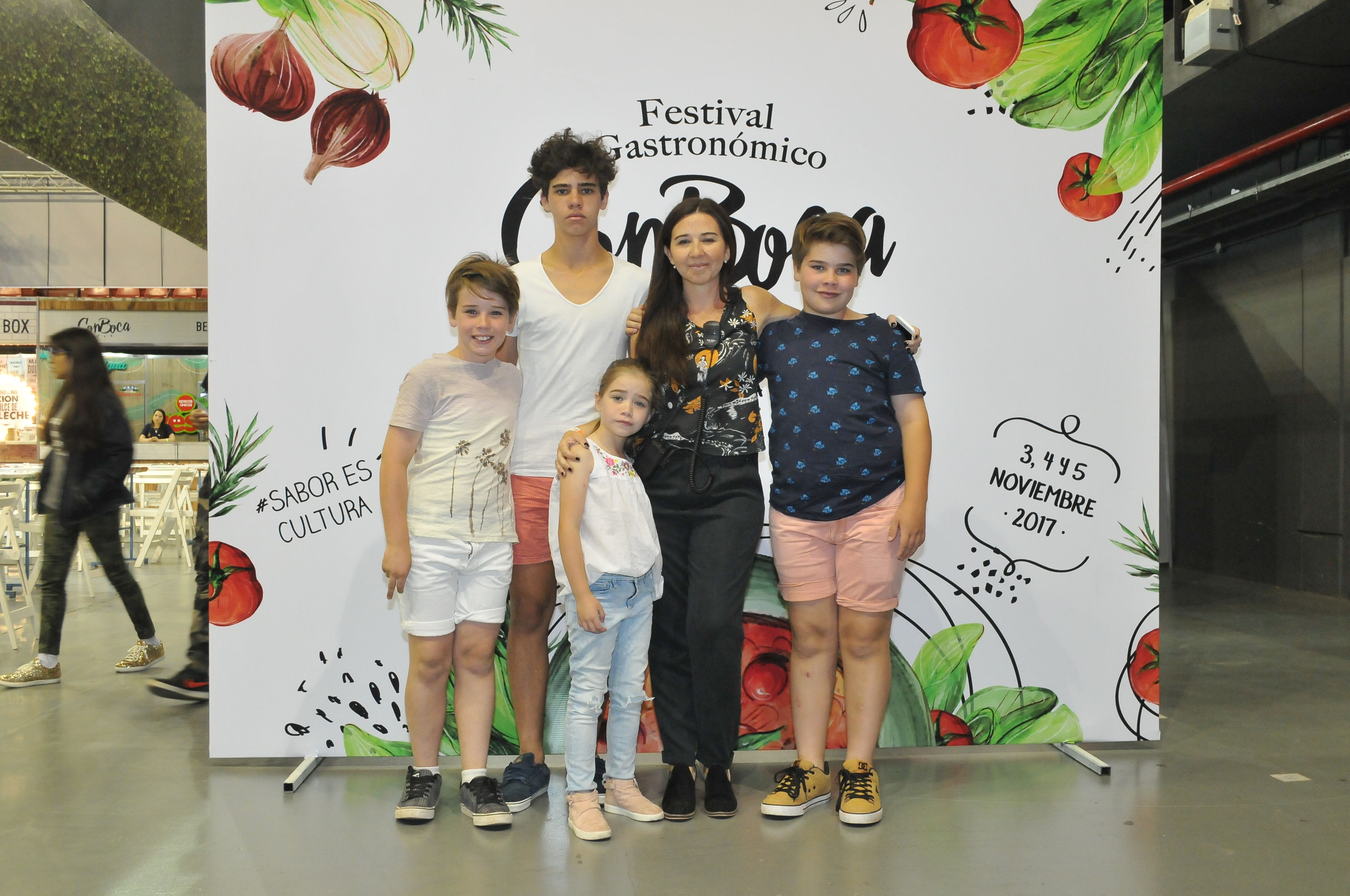 Soledad Lores, organizadora de ConBoca posa con sus bellos hijos.