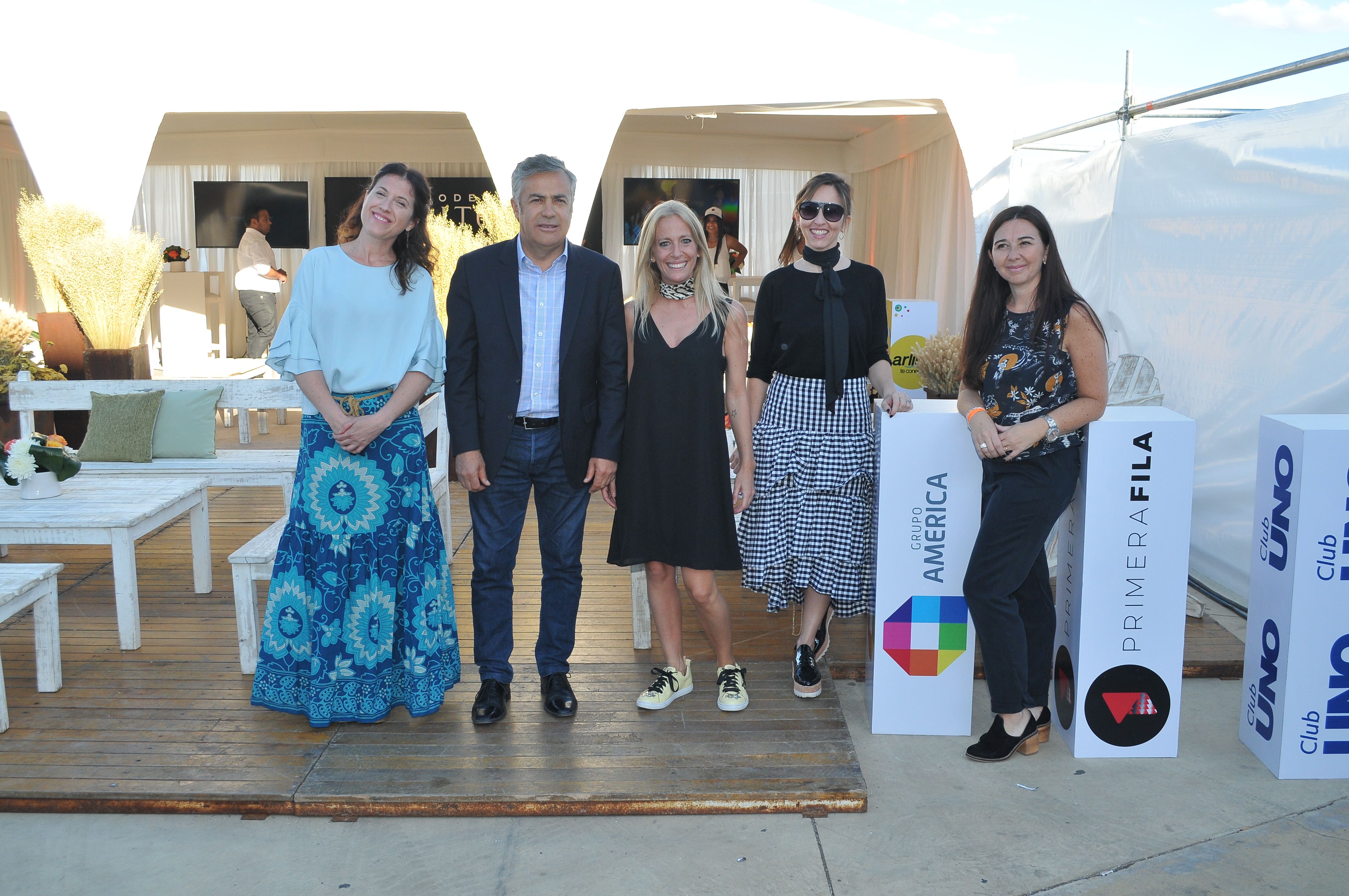 Las organizadoras de ConBoca, Carolina Daffra, María Urrutigoity y Soledad Lores junto al gobernador Cornejo y María Malgor en el espacio de Grupo América, Primera Fila y Club UNO.