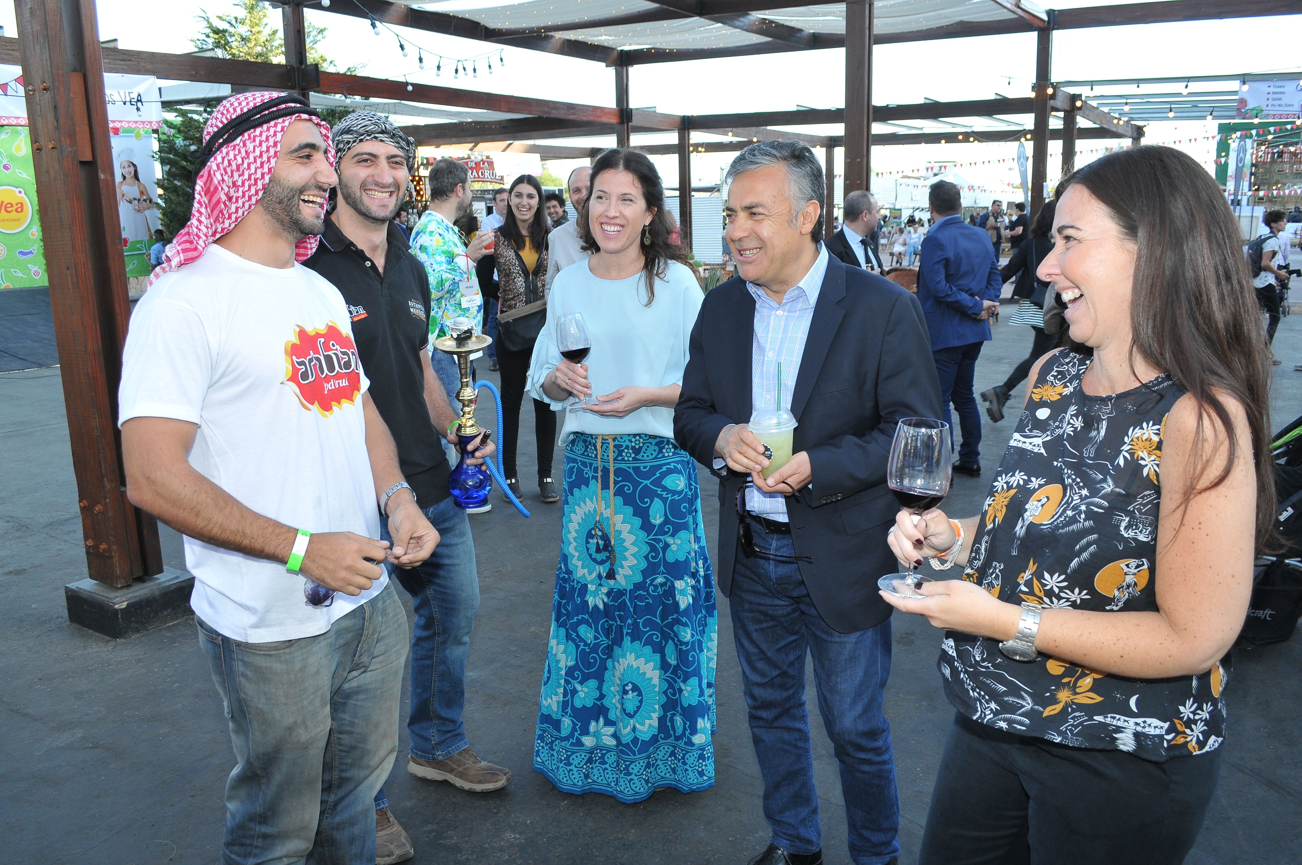 El gobernador recorrió el día de la apertura toda la feria junto a las anfitrionas.