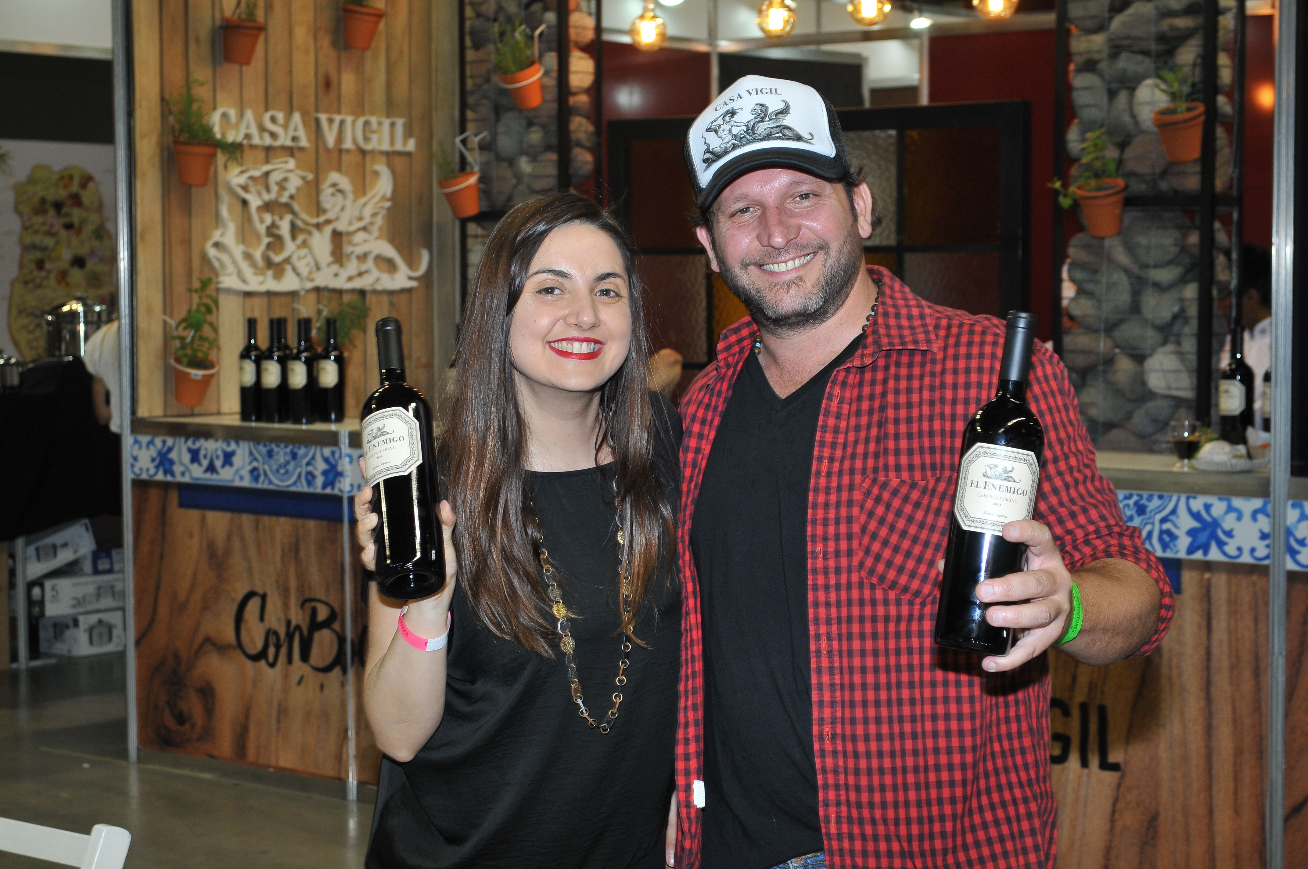 Deliciosos los vinos de Casa Vigil. Lilia Sance y Federico Petit.