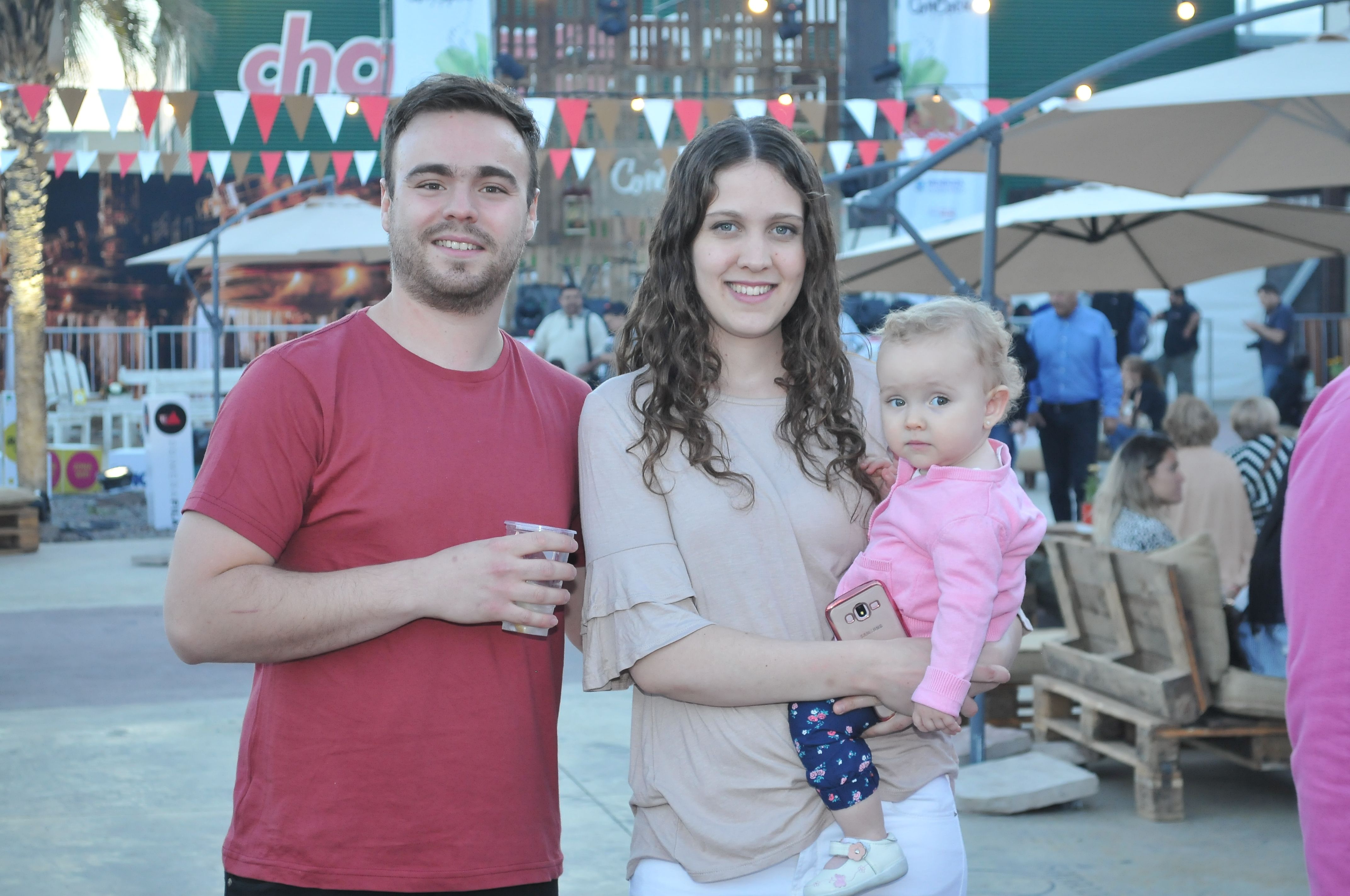 Fabricio Sánchez y Luciana Anselmino con la pequeña Eugenia.