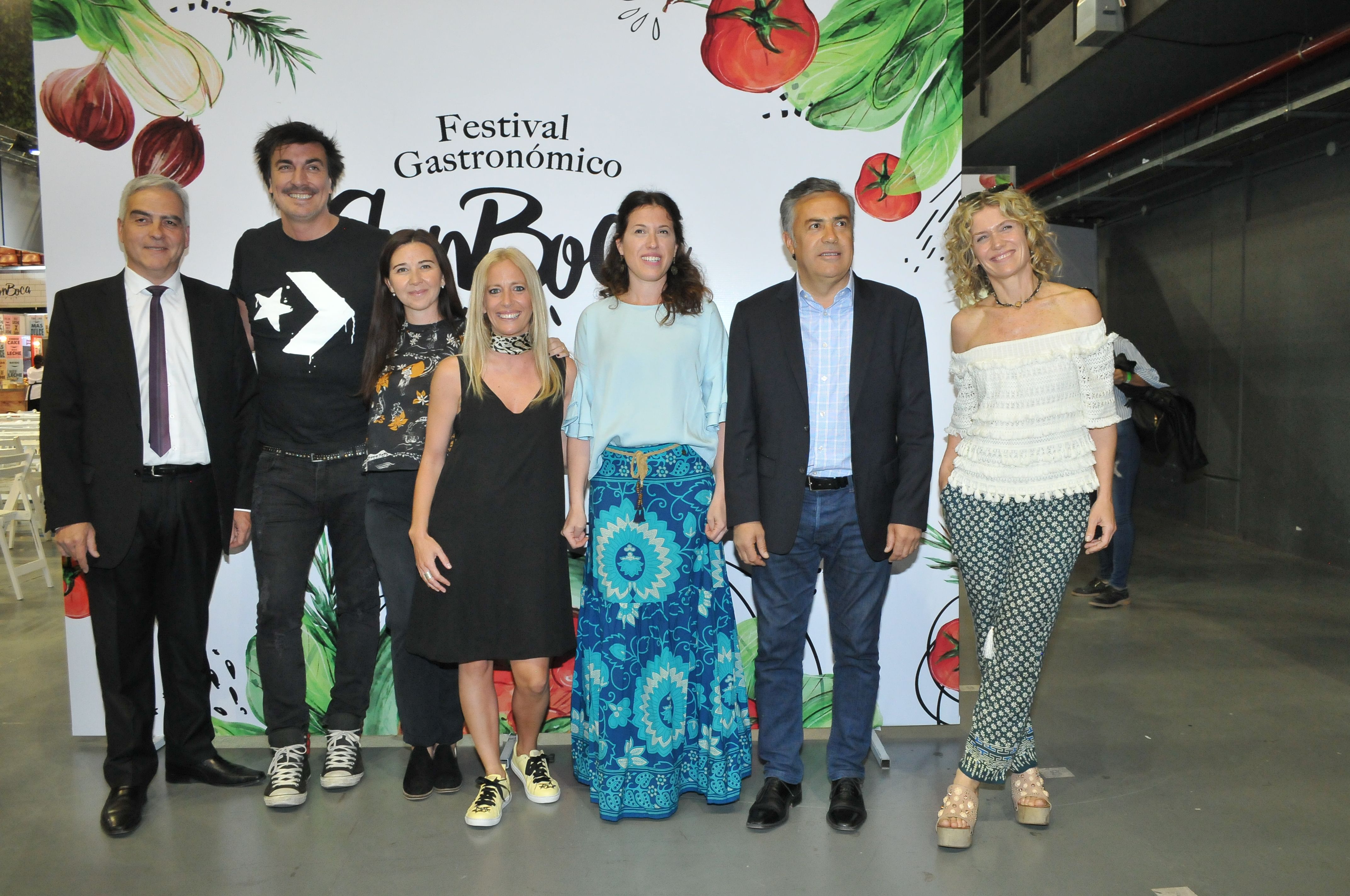 Ricardo Oller (gerente de Arena Maipú), Joe Fernández, Soledad Lores, María Urrutigoity, Carolina Daffra, el gobernador Alfredo Cornejo y Maru Botana.