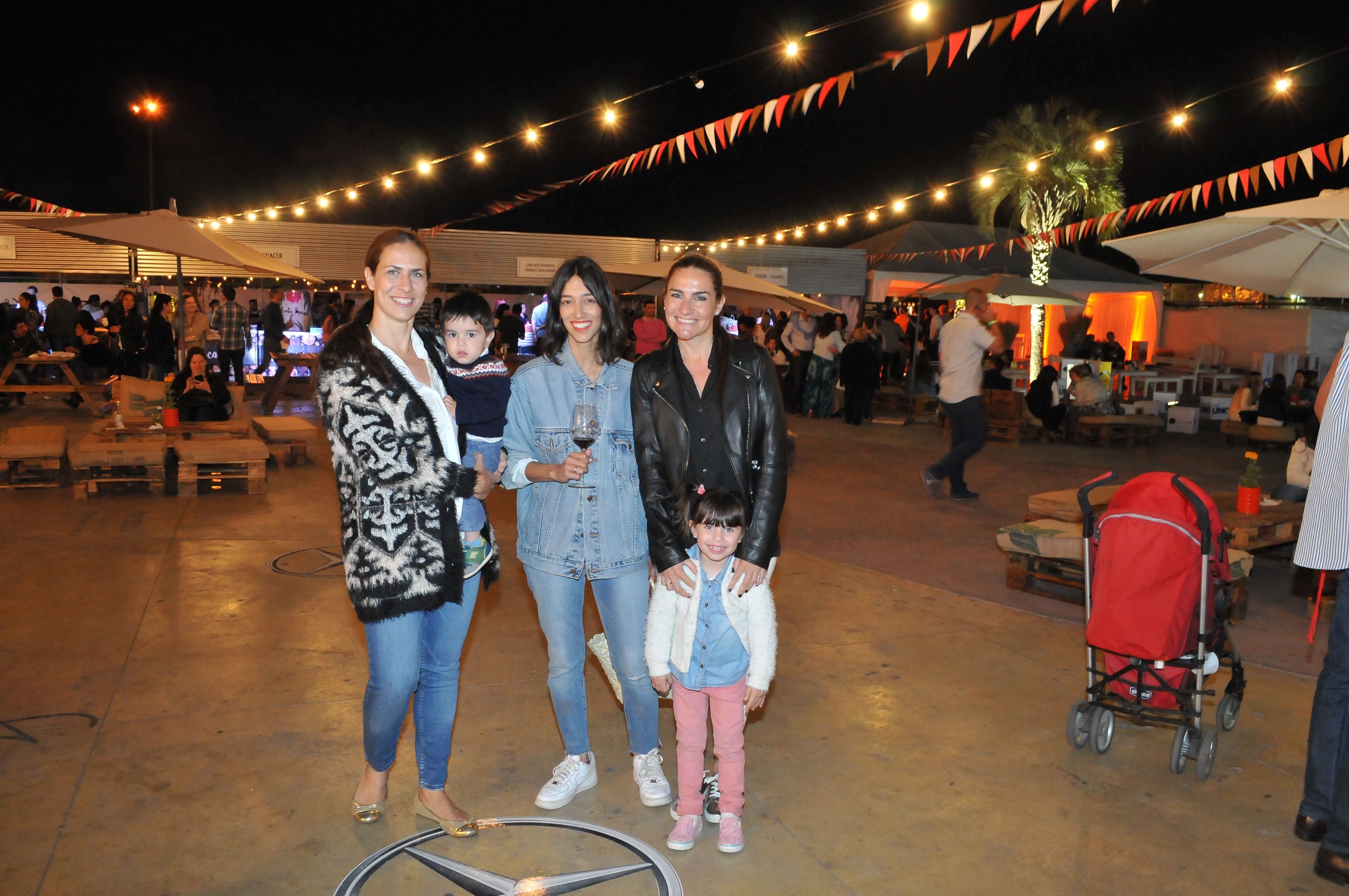 Eugenia Mayorel, Emilia Pereyra y Laura Foresi con los pequeños Justina y Estanislao Artigas.