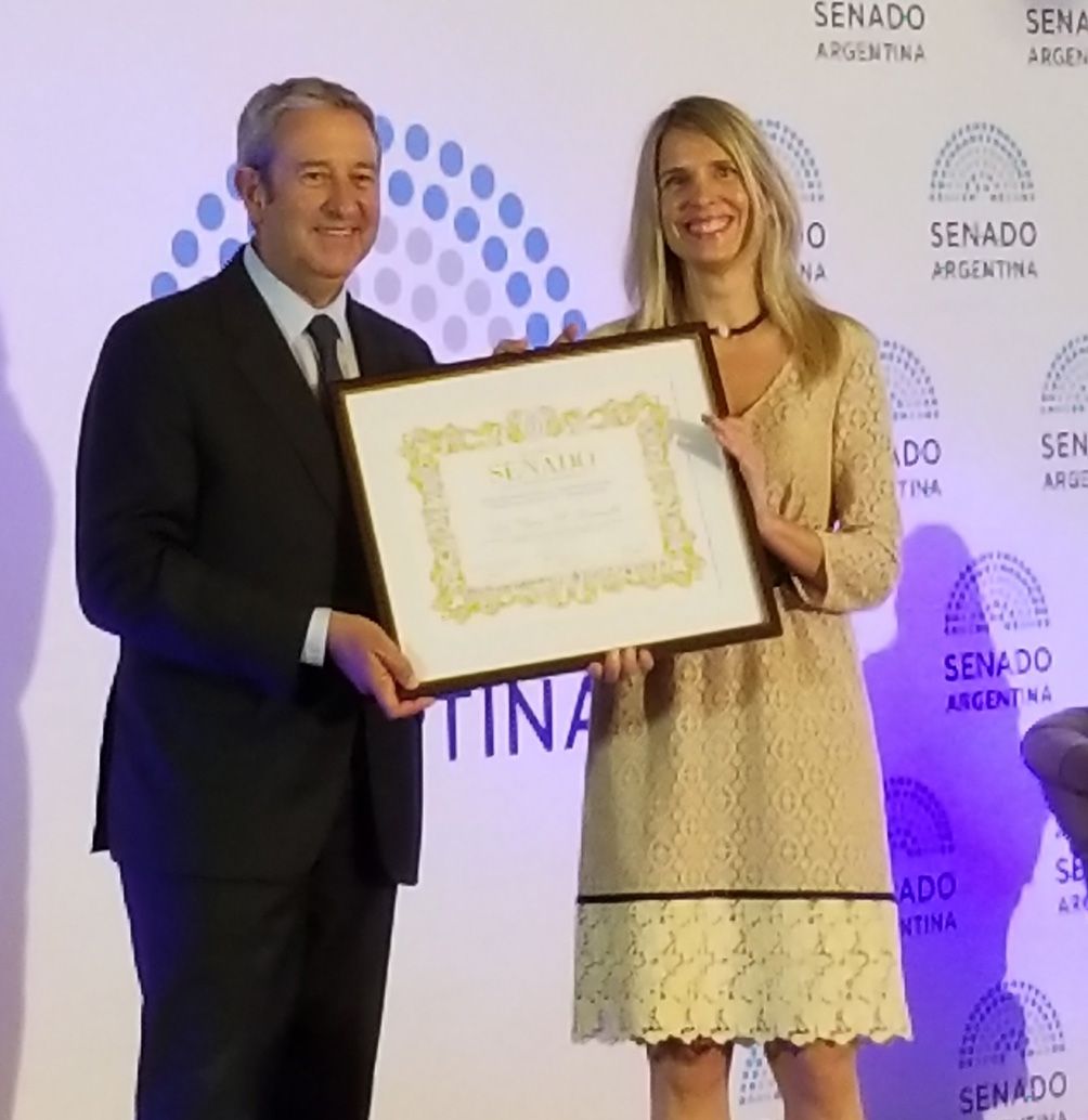 Bioquímica. Julio Cobos premia a Vanina Romanello.