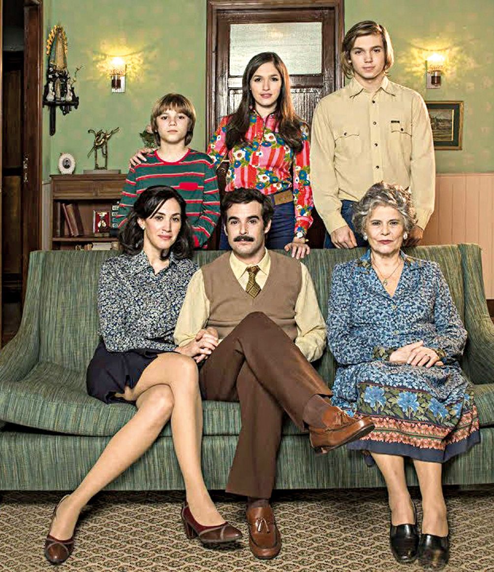 De época. La serie Cuéntame cómo pasó se transmite todos los días a las 22, por la TV Pública. La tira protagonizada por Nicolás Cabré está realizada en la época de dictadura militar de los años 80.