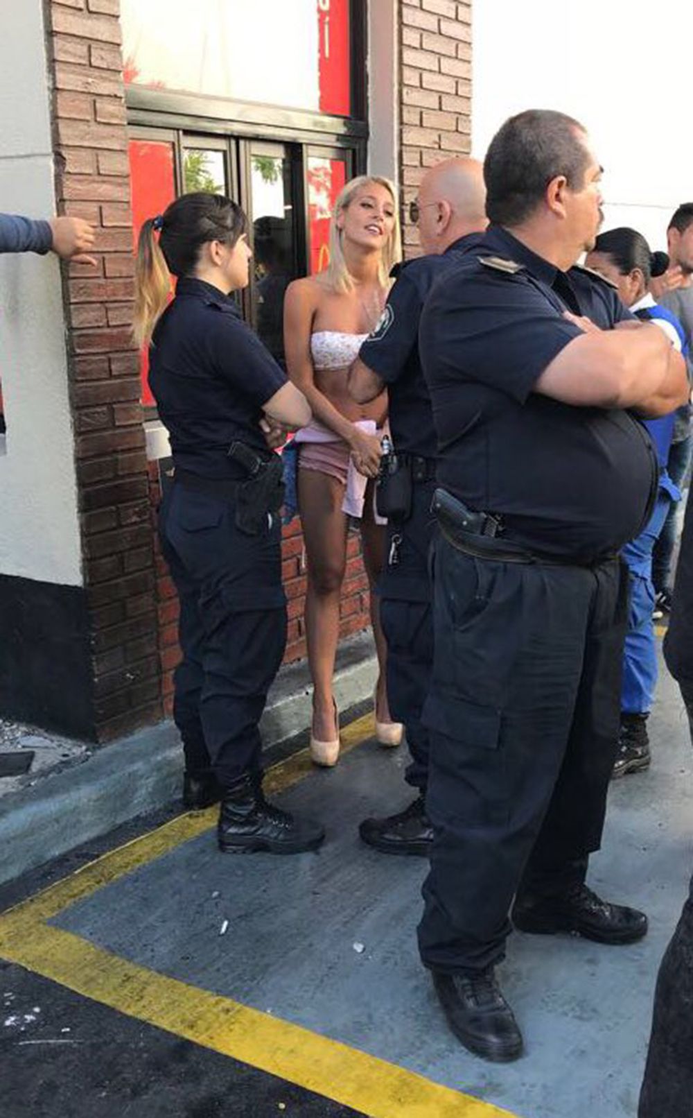 Sol Pérez rodeada de policías.