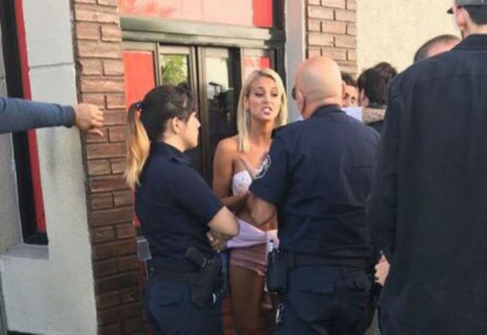 Sol Pérez rodeada de policías.