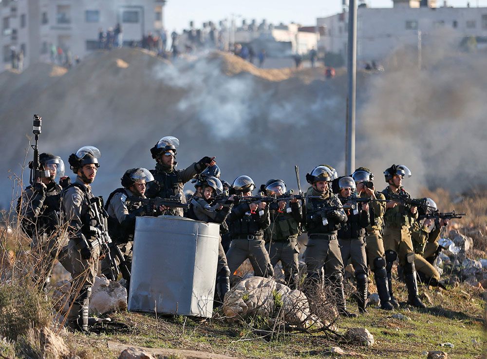 Tropas israelíes toman posición ante las protestas de palestinos.