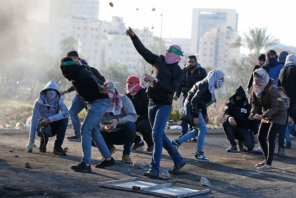 Palestinos protestan contra las tropas de Israel.