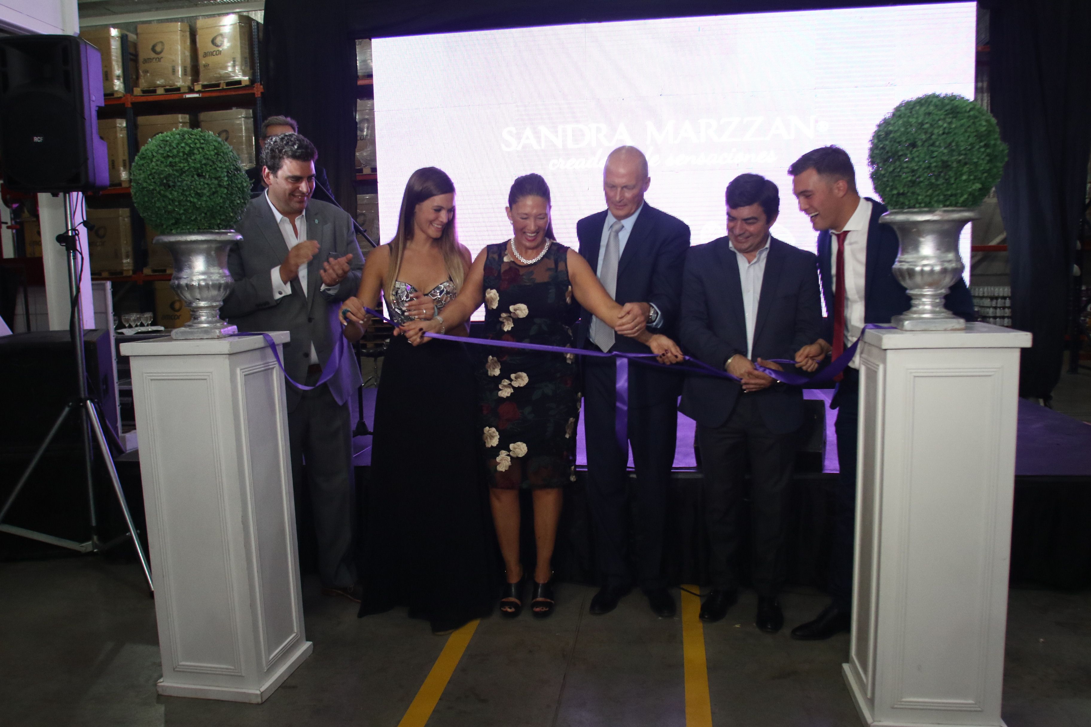 Para celebrar la inauguración no podía faltar el corte de cinta. El ministro Martín Kerchner, Daniela Cantautas, Sandra Marzzan, Claudio Cantautas, el intendente de Luján de Cuyo, Omar De Marchi y Fernando Cantautas.