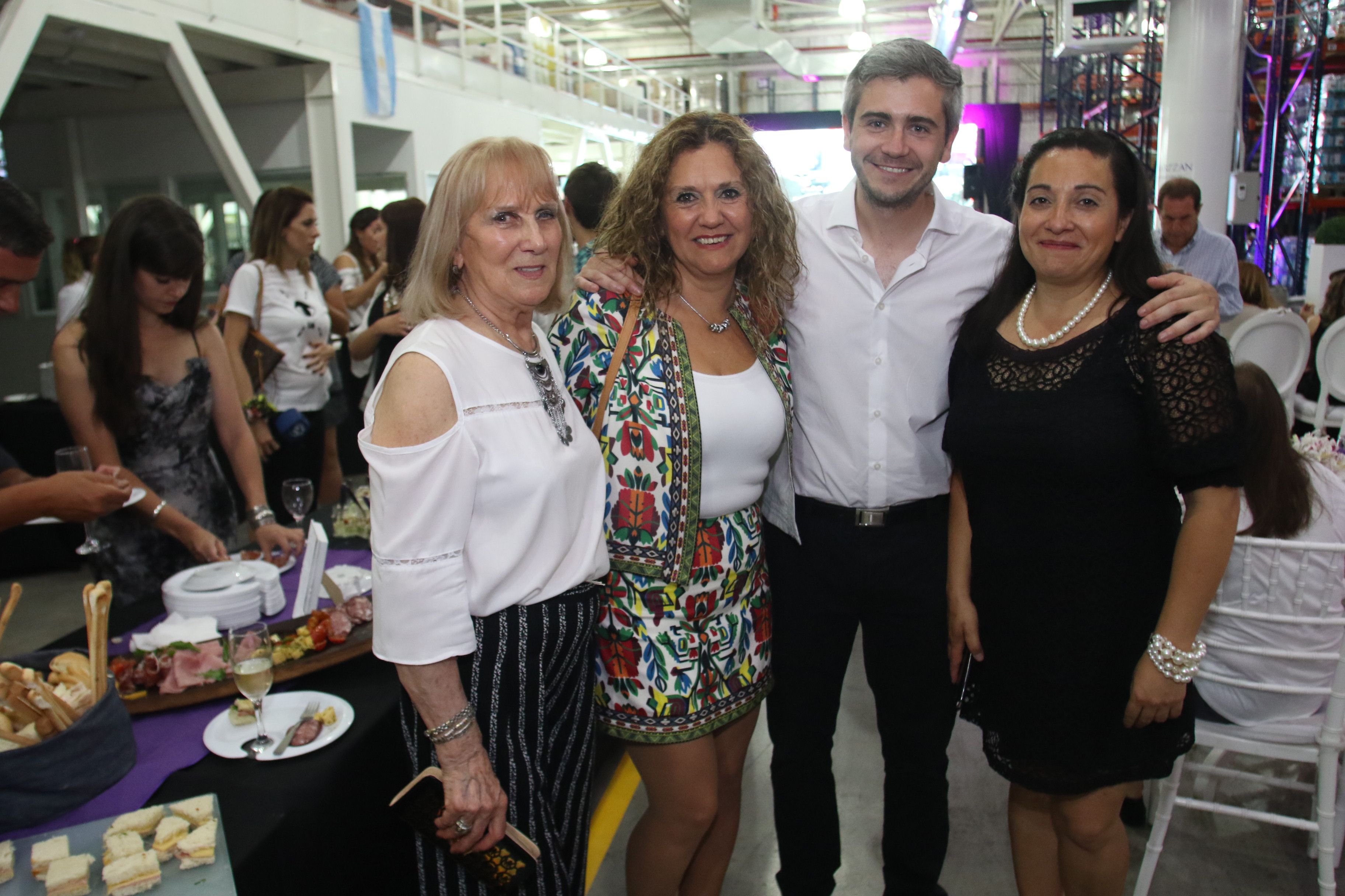 Las líderes Mercedes Casabonne, Patricia Najurieta, Jorge Mondati (supervisor) y Marta Gómez.