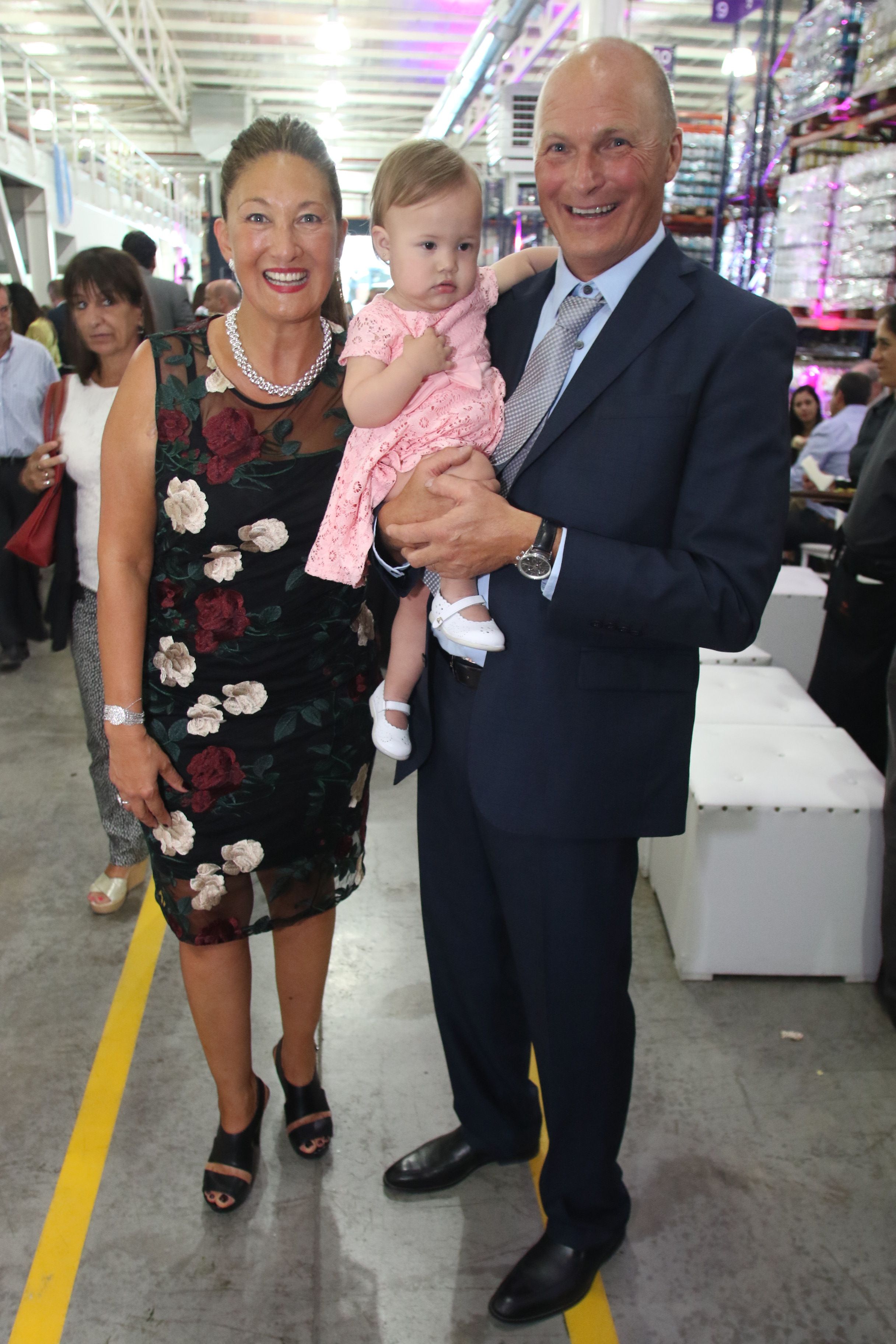Sandra Marzzan y Claudio Cantautas con su nieta, Aitana.