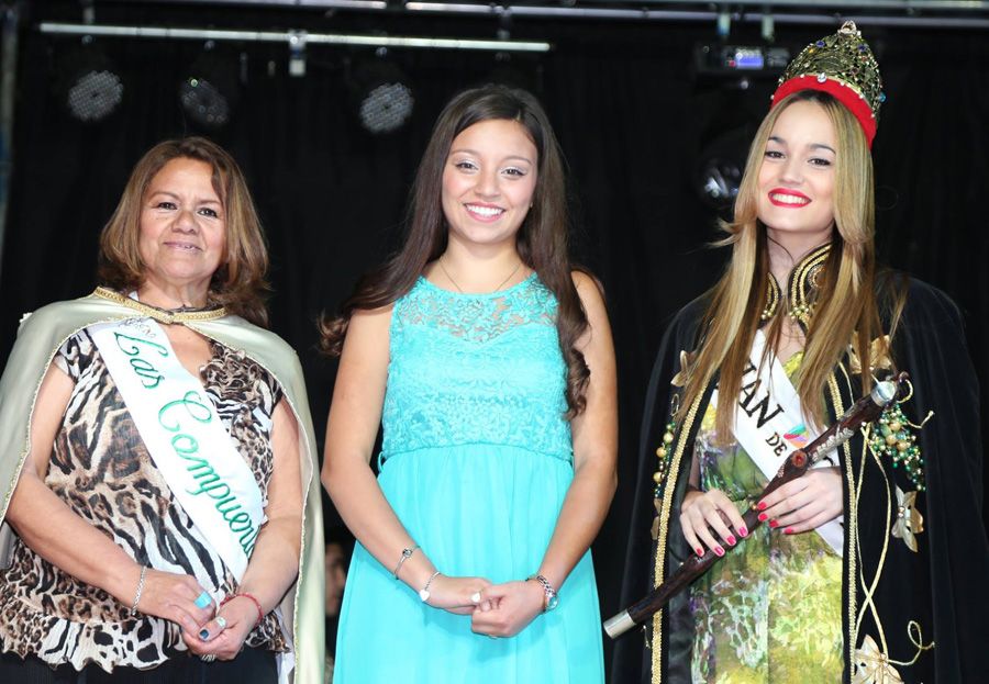 Lujanina y de Las Compuertas. Ariadna Nievas (18) con la reina saliente Renata Rizzato, y con una reina histórica.&nbsp;