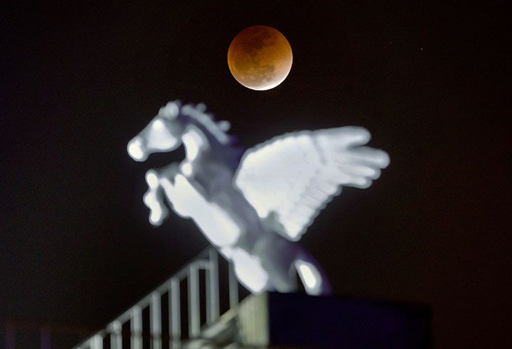 La luna sobre Islamabad, Pakistán. Foto: AP