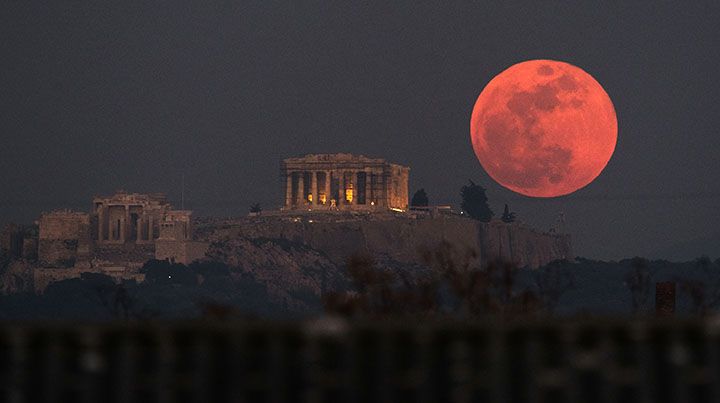 La luna sobre Grecia. Foto: AP
