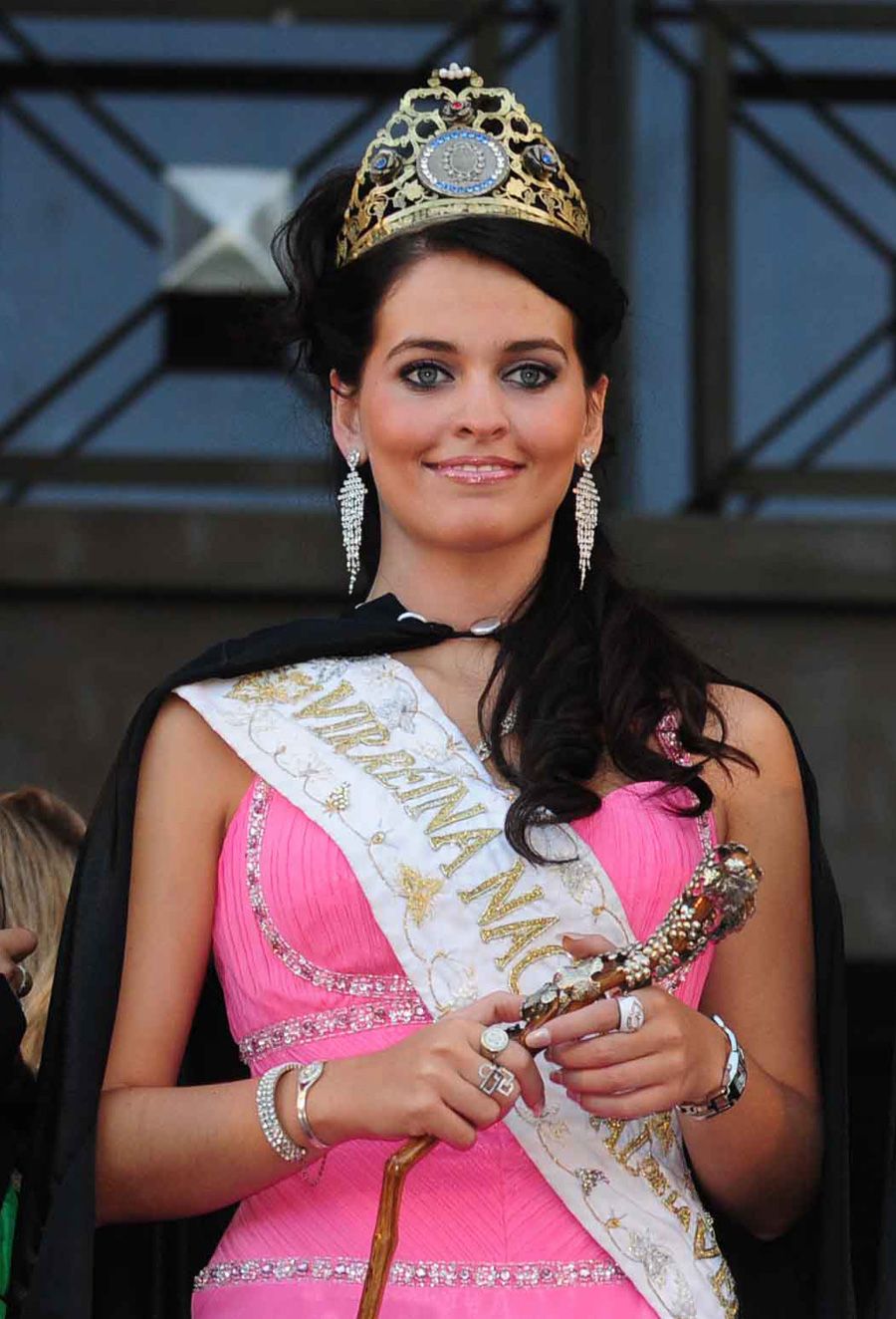 Julieta periodista de América24 y antes trabajó en canales de aire de Mendoza. Fue virreina en 2008.