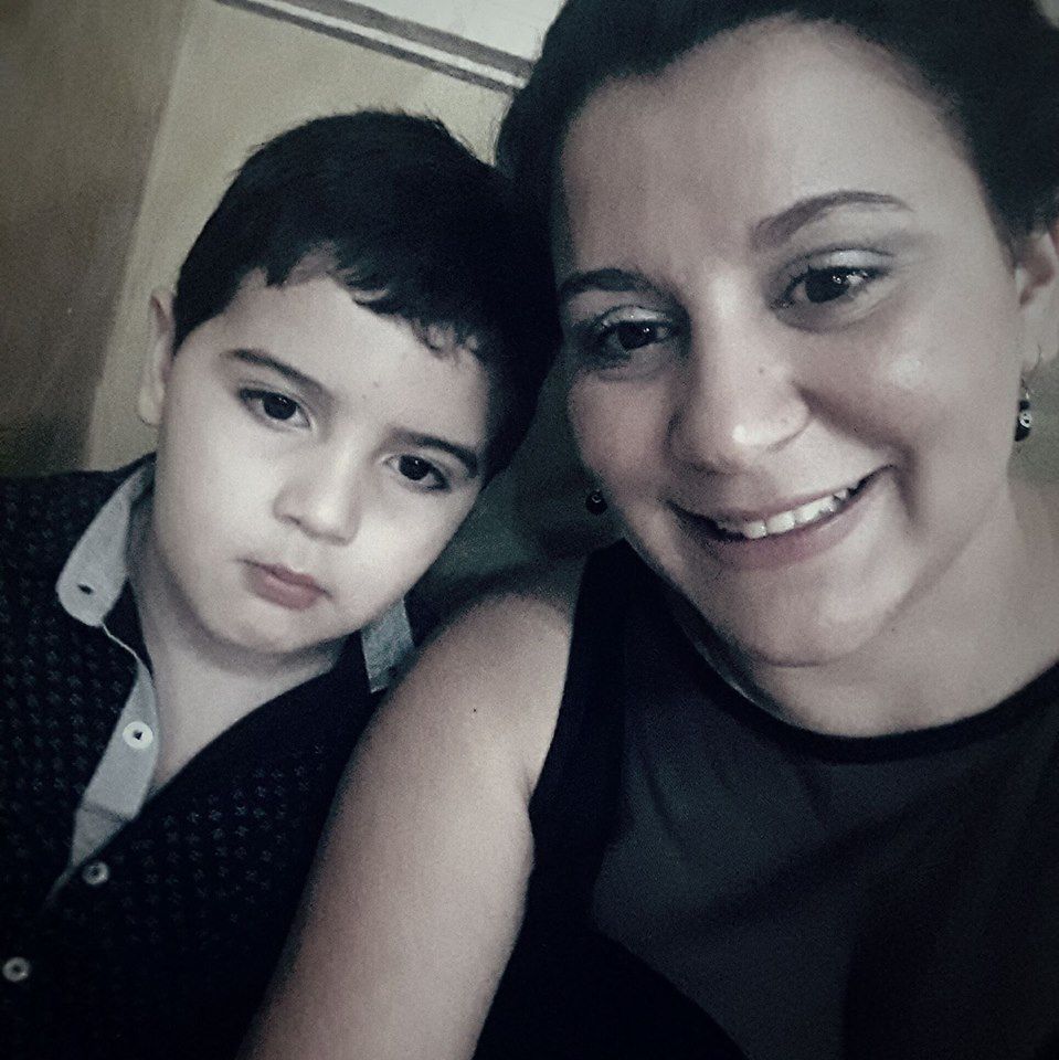 Lautaro Valentino Vega, de 6 años, y su mamá Mayra Bueno, de 25 años.