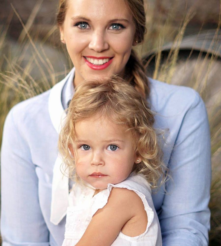 Dos reinas. Emma acompañó a su mamá María José en las sesiones de fotos.
