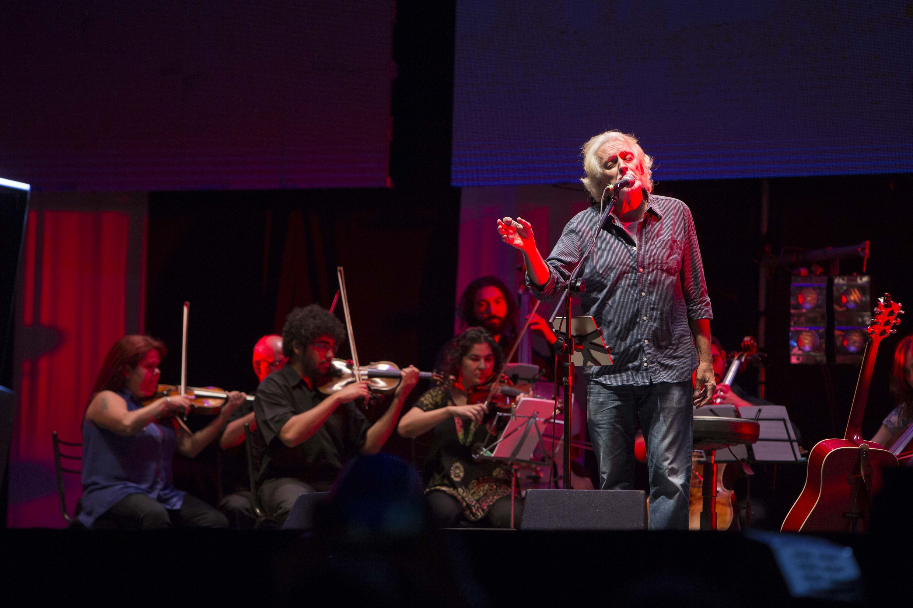 El gran Nito Mestre y su banda acompañados por un ensamble de cuerdas.
