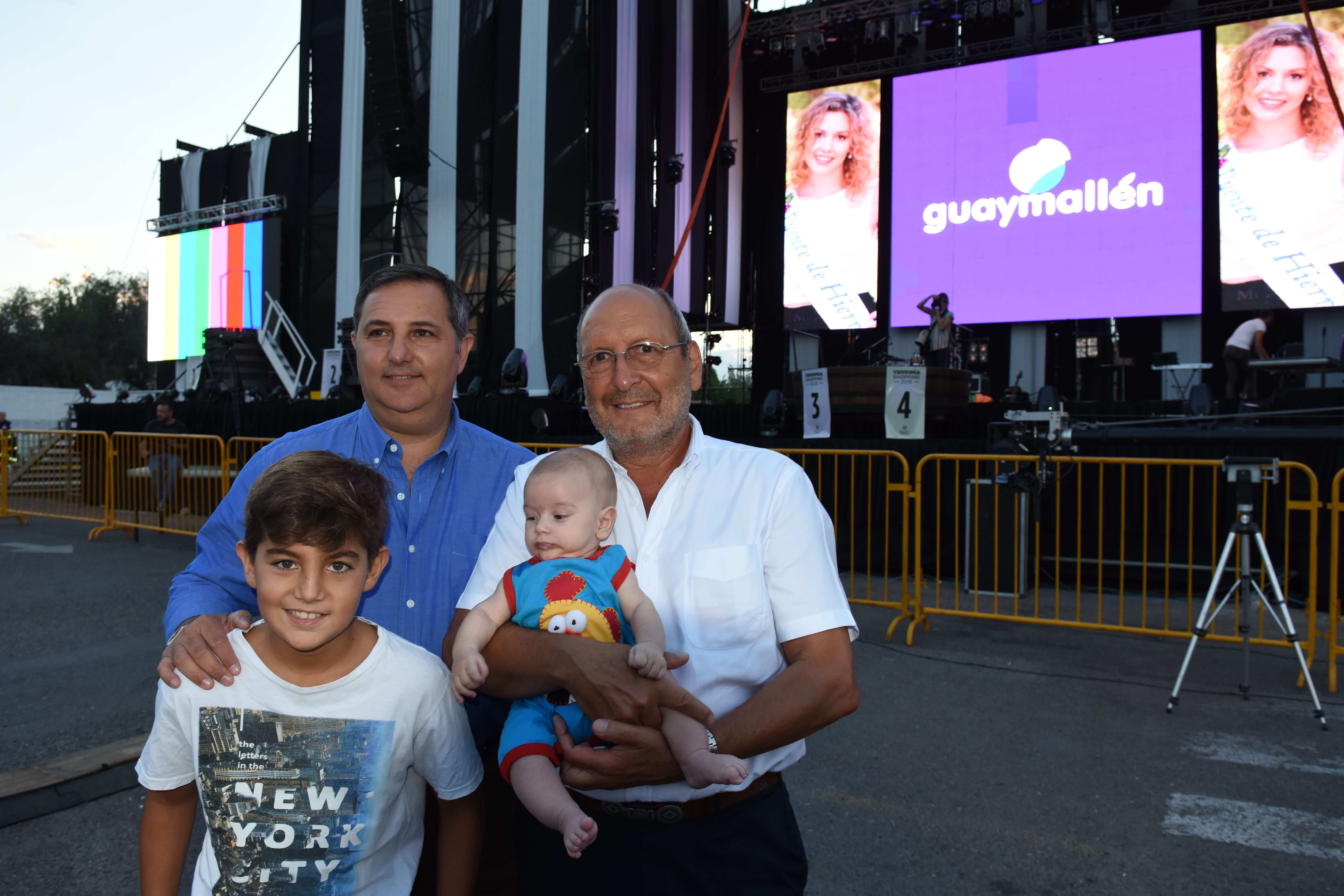 Andrés Zavattieri (gerente general del Mendoza Plaza Shoppin) con su hijo y Marcelino Iglesias (intendente de Guaymallén) con su bello nieto.