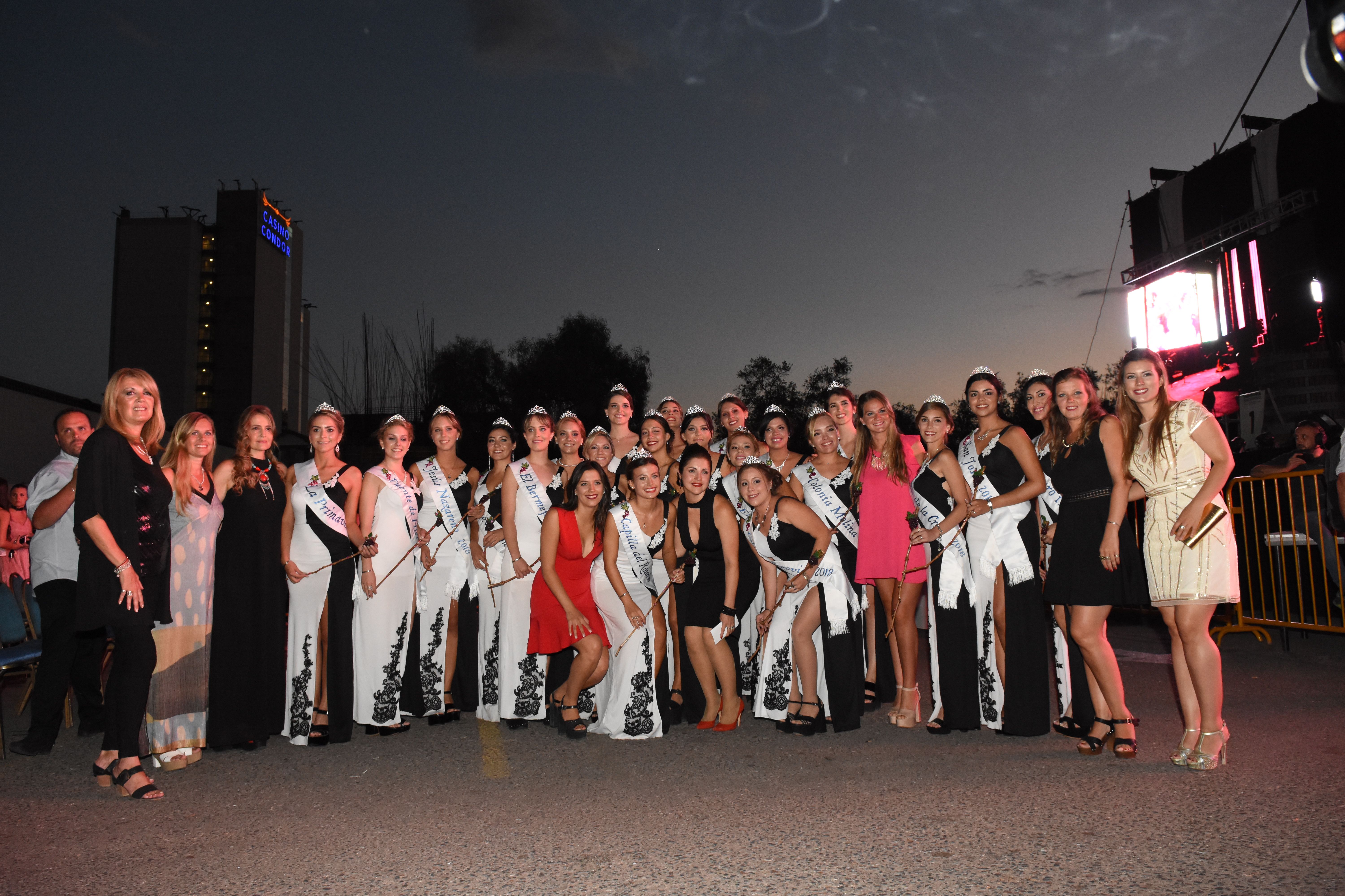 Candidatas y reinas juntas para la foto.