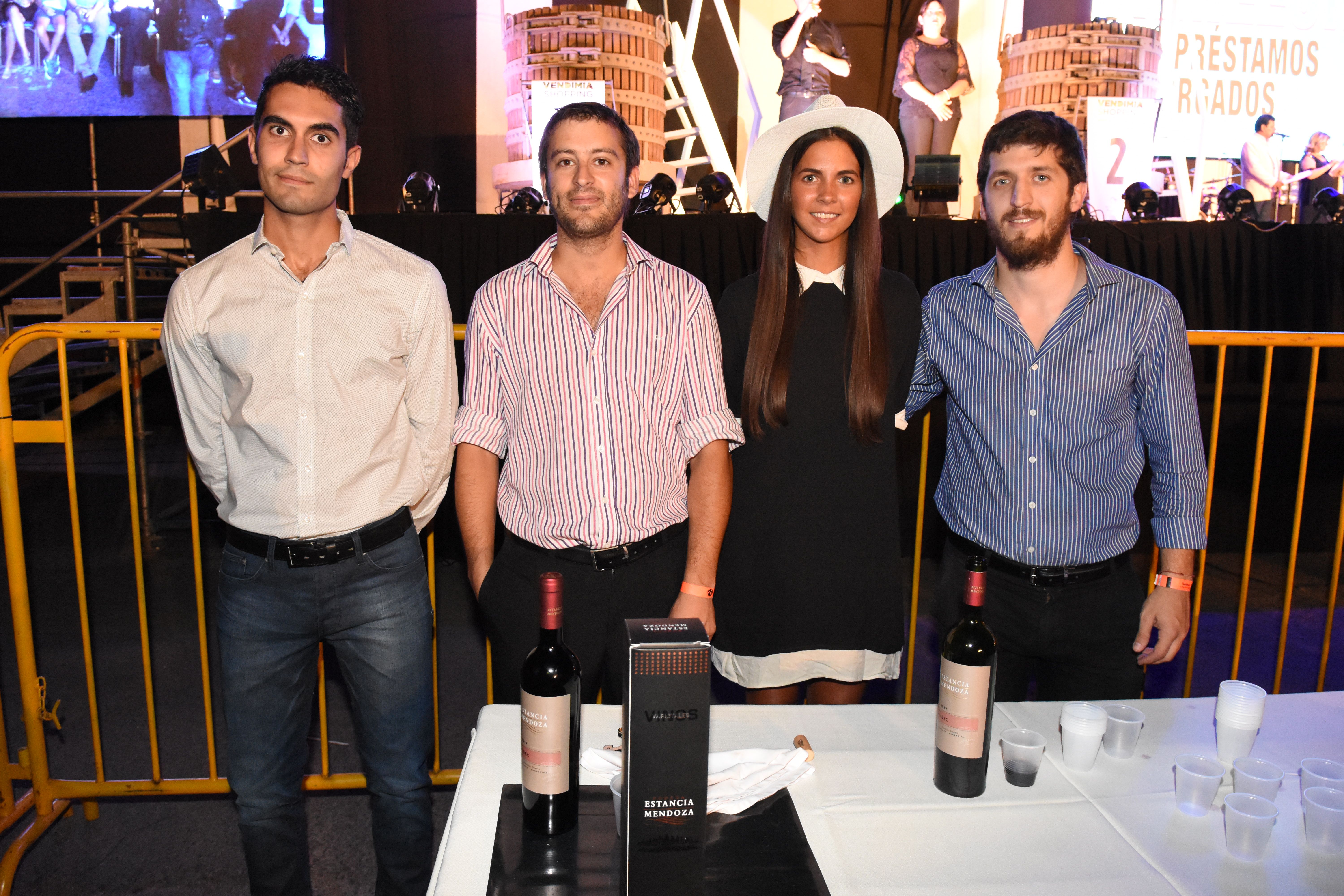 De Estancia Mendoza. Germán Vera, Juan Valenzuela y Federico Ciancio junto a una promotora.