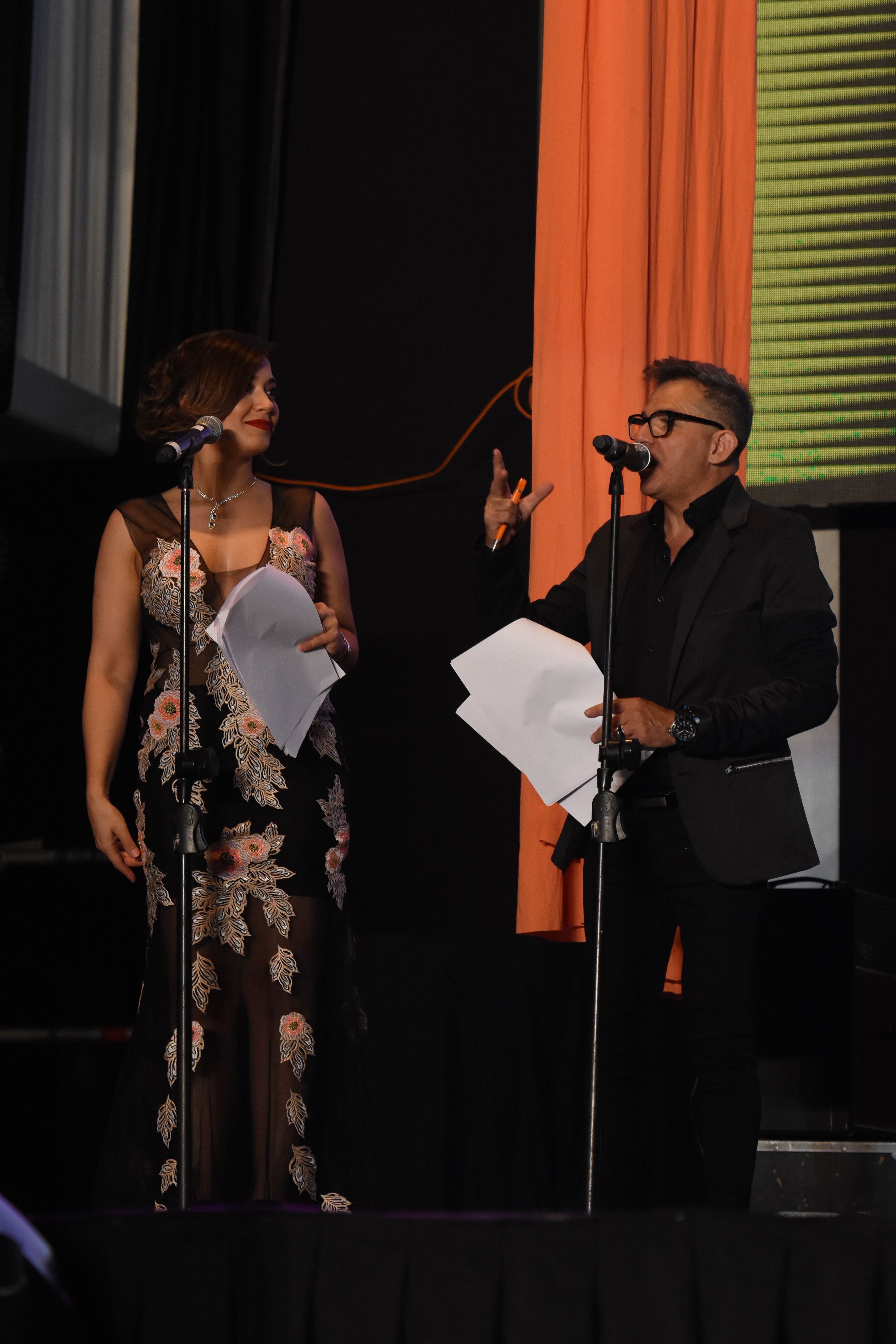 Gisela Campos y Rodolfo Gravina, conductores de la Pisada de la Uva.