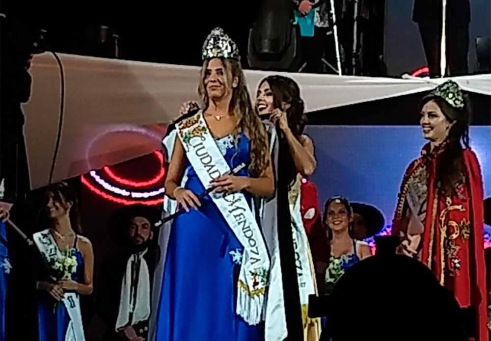 Giuliana Frare recibe los atributos vendimiales.