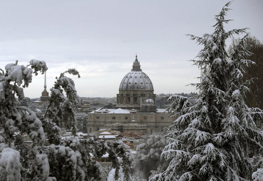 La cúpula de la Basílica de San Pedro cubierta de nieve en Roma.