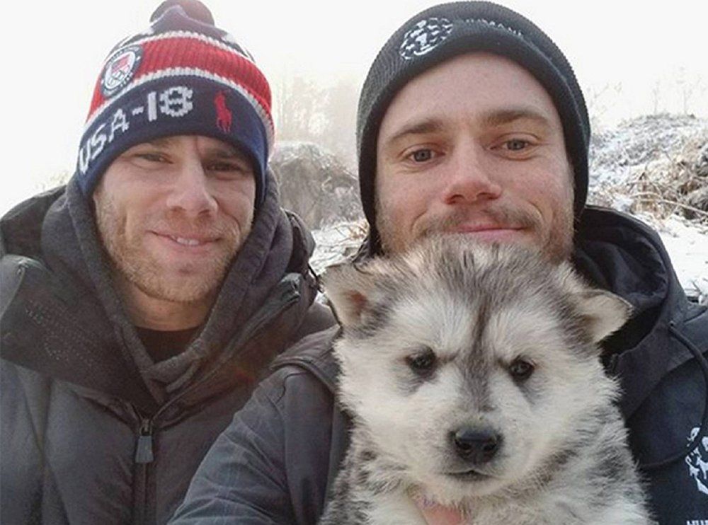 El atleta olímpico Gus Kenworthy con su novio Matt Wilkas y el can Beemo tras ser rescatado de la granja de carne de perro en Corea del Sur.