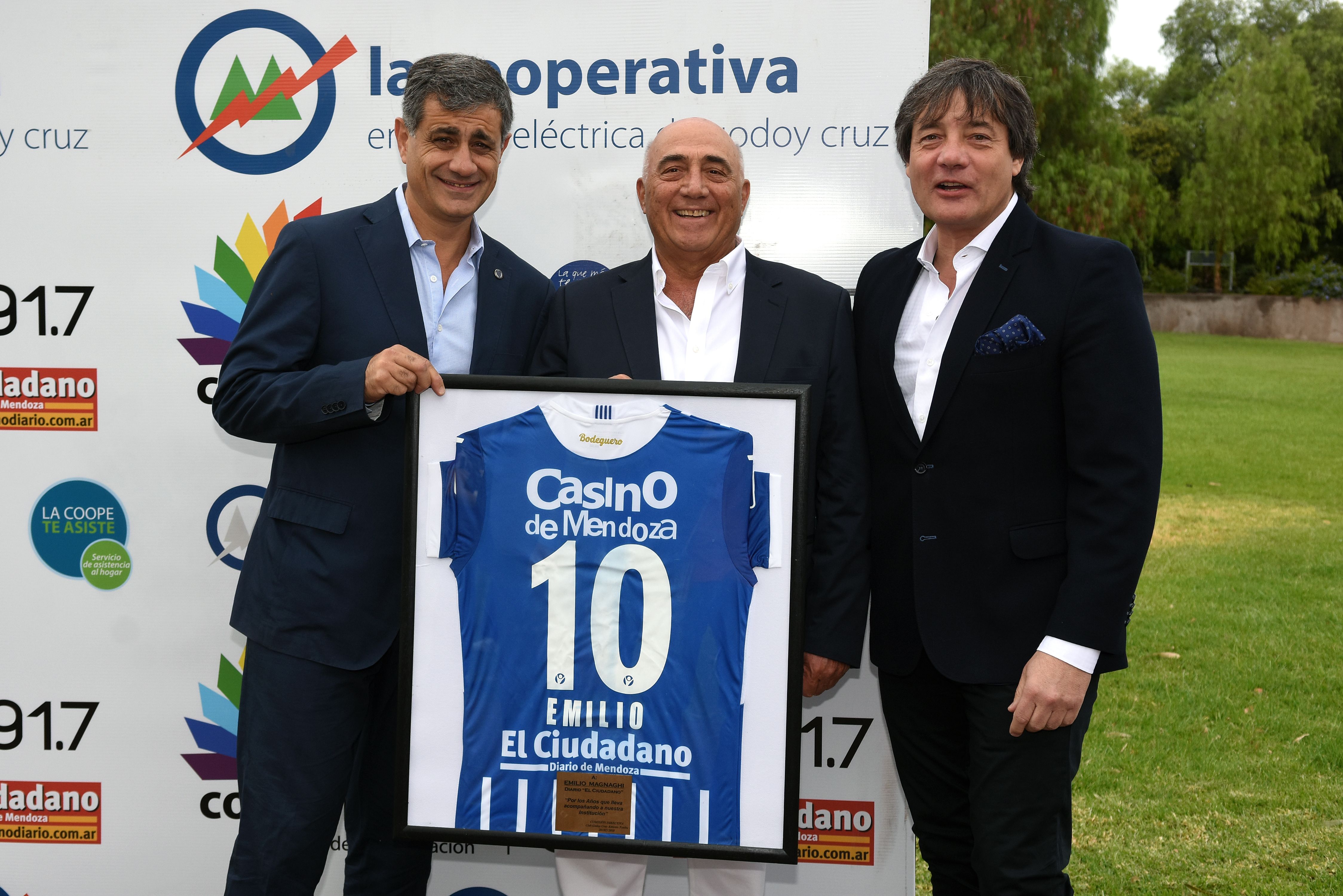 José Mansur y Alejandro Chapini (presidente y vice del Tomba) le entregan la camiseta del club a Emilio Magnaghi.&nbsp;