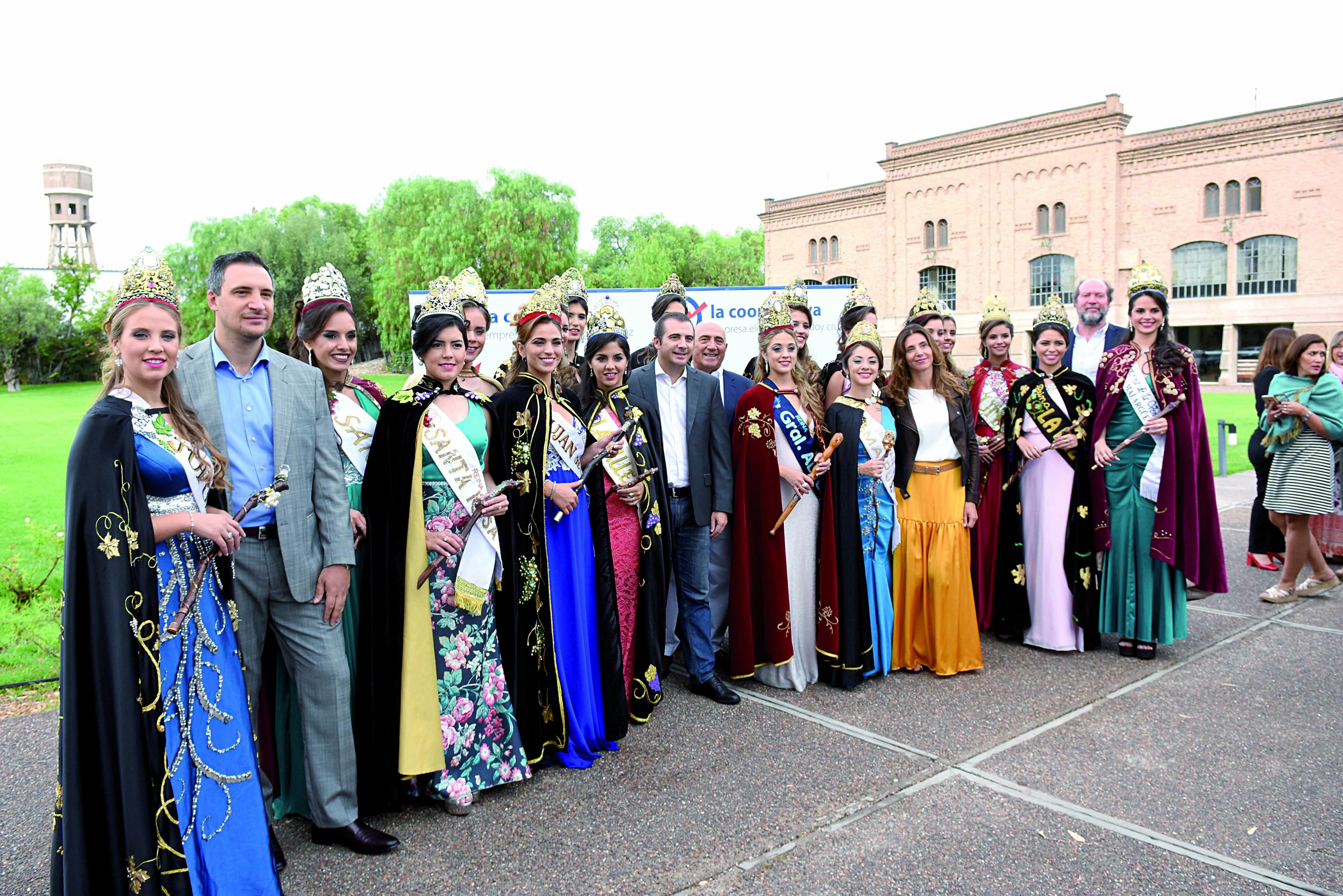 Las soberanas departamentales junto a la familia anfitriona y el enólogo de la bodega Trapiche Daniel Pi.