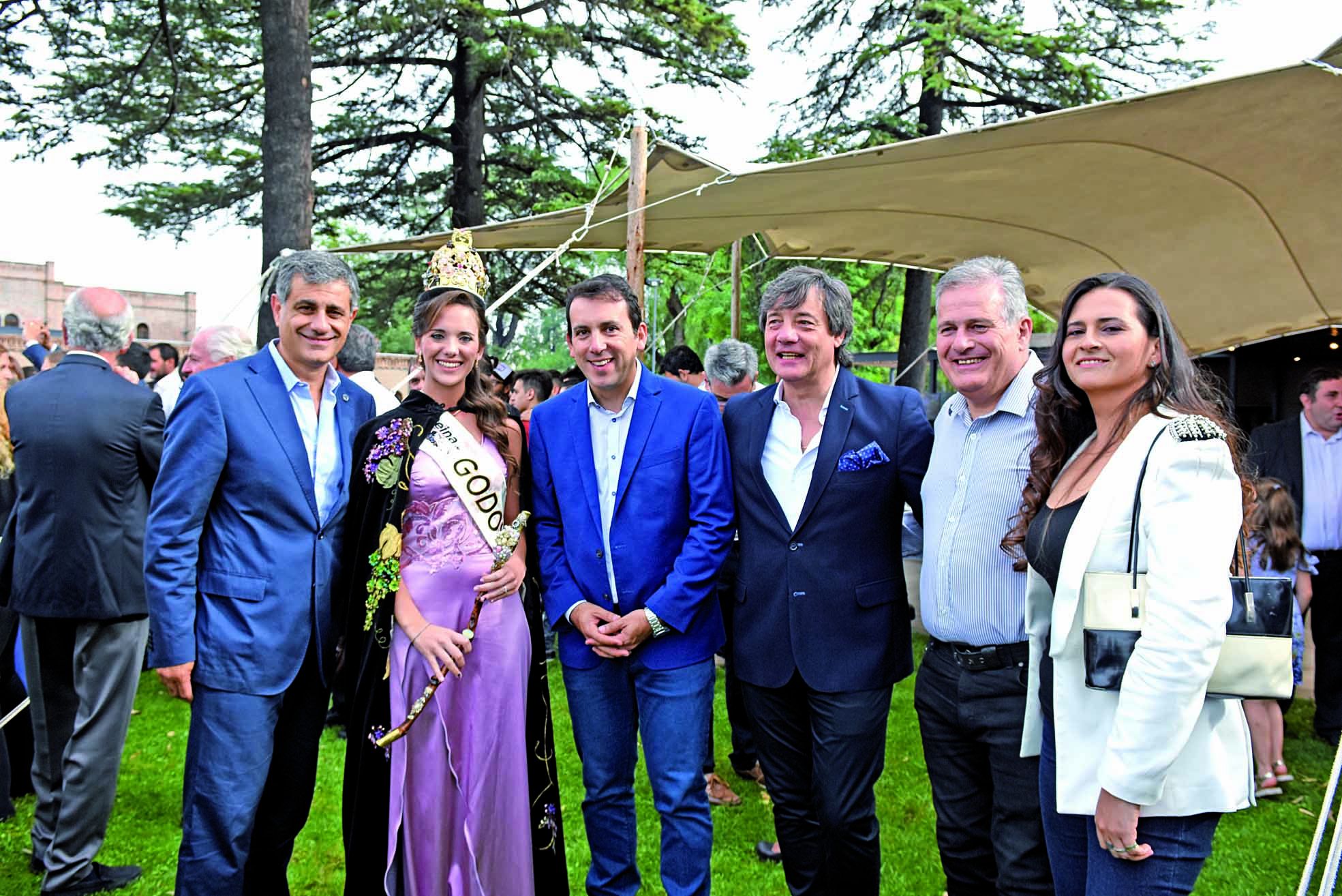 osé Mansur (presidente de Godoy Cruz), la reina del departamento María Agostina Sosa ,el intendente Tadeo García Zalazar, AlejandroChapini, (vicepresidente del club), Héctor Trubiano y Macarrena Colucci.&nbsp;