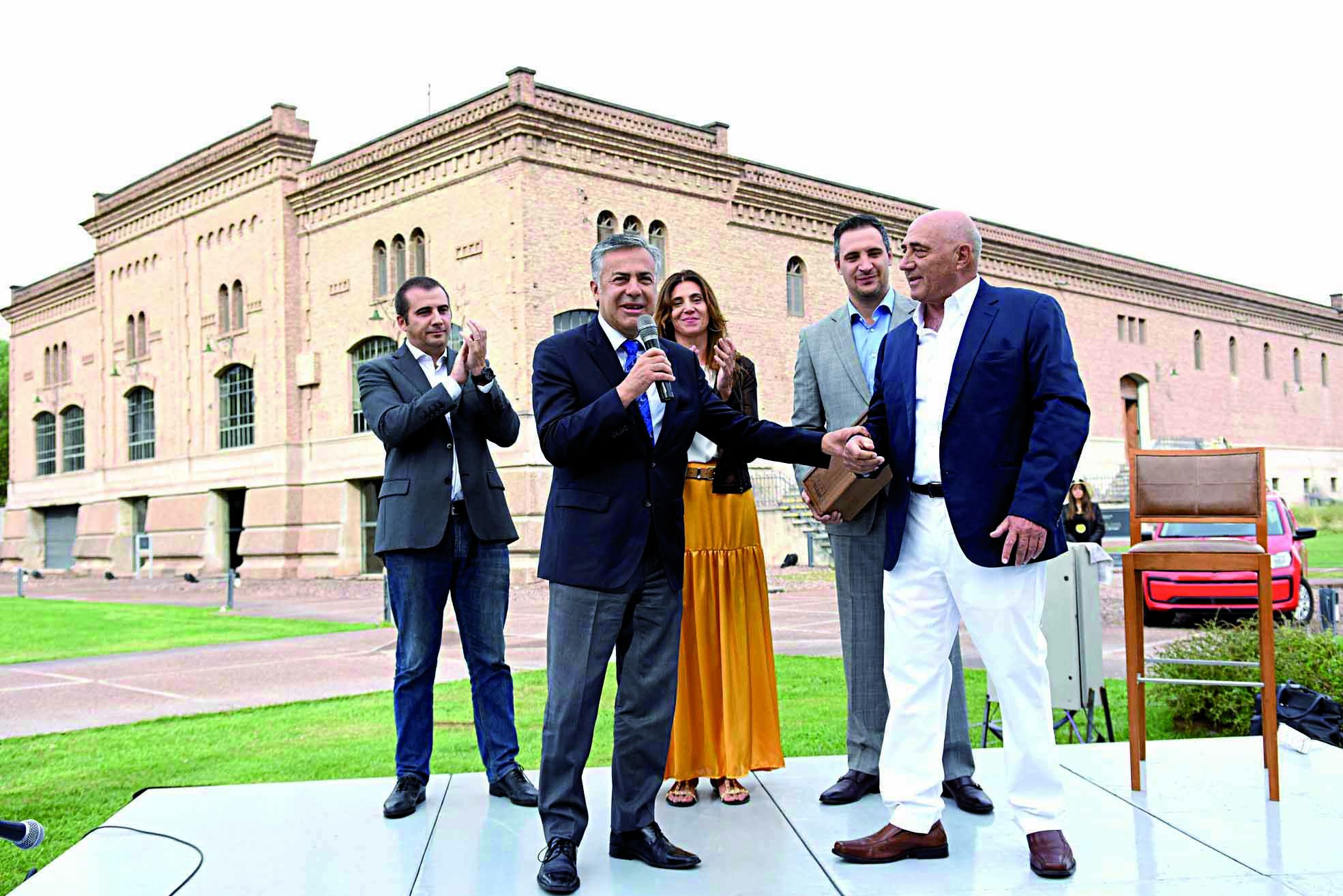 Agradecimiento. El gobernador Alfredo Cornejo dirigió unas palabras a los invitados. En la foto,&nbsp; junto a Luis Emilio, Claudia, Jorge y Emilio Magnaghi.