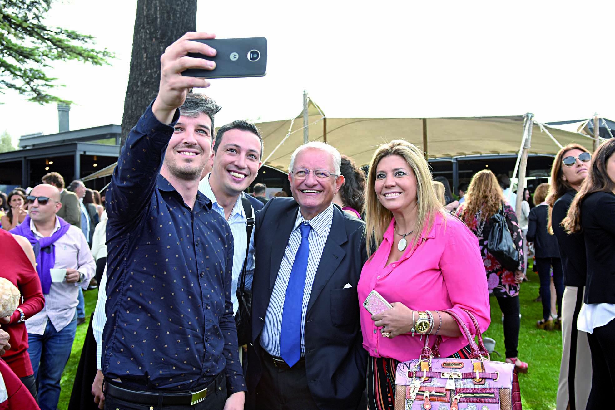 Ariel Massacesi, Emiliano Giovanetti y Mariana Herbst Della Santa quisieron una selfie con el doctor Abel Albino.
