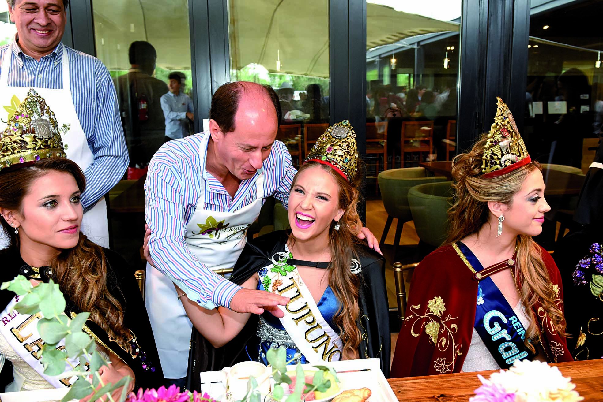 Gustavo Soto, intendente de Tupungato estuvo siempre atento a su reina madre, María José Di Marco. Para que disfrutara de su merienda le sostuvo todo el tiempo su bastón real.