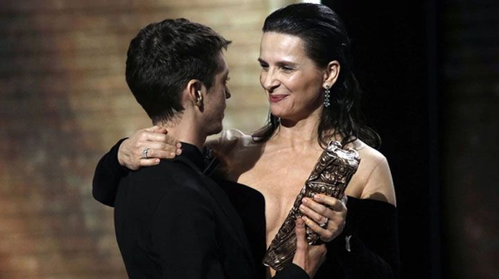 Nahuel recibe las felicitaciones de Binoche