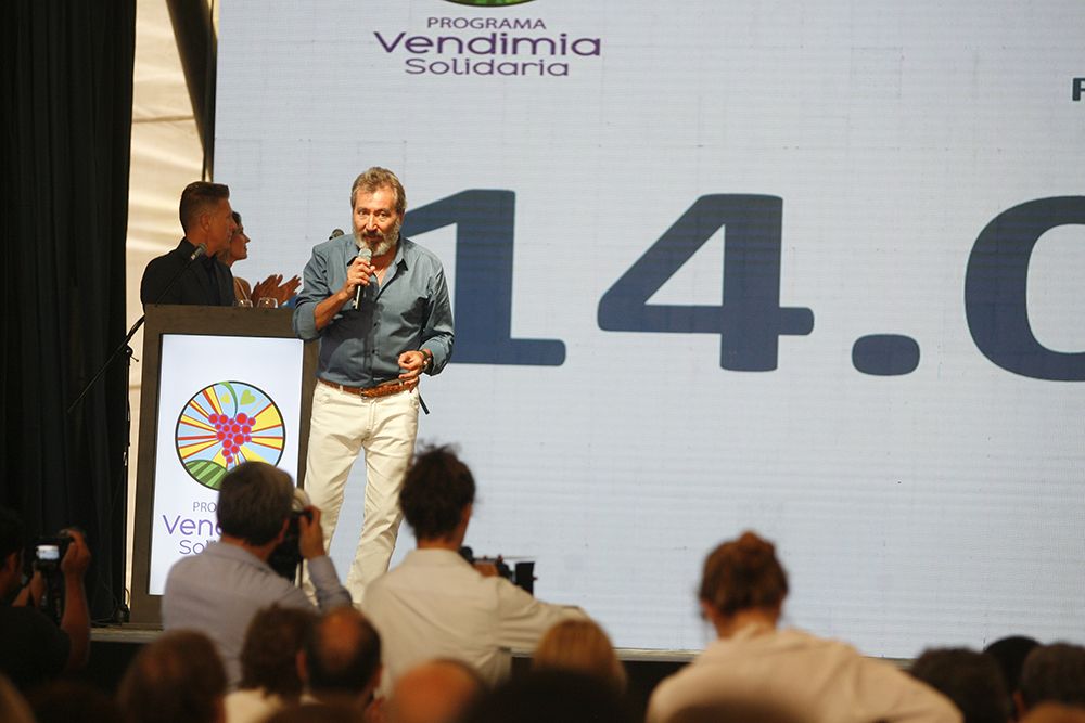 El doctor Daniel Vila anuncia lo recaudado en Vendimia Solidaria.
