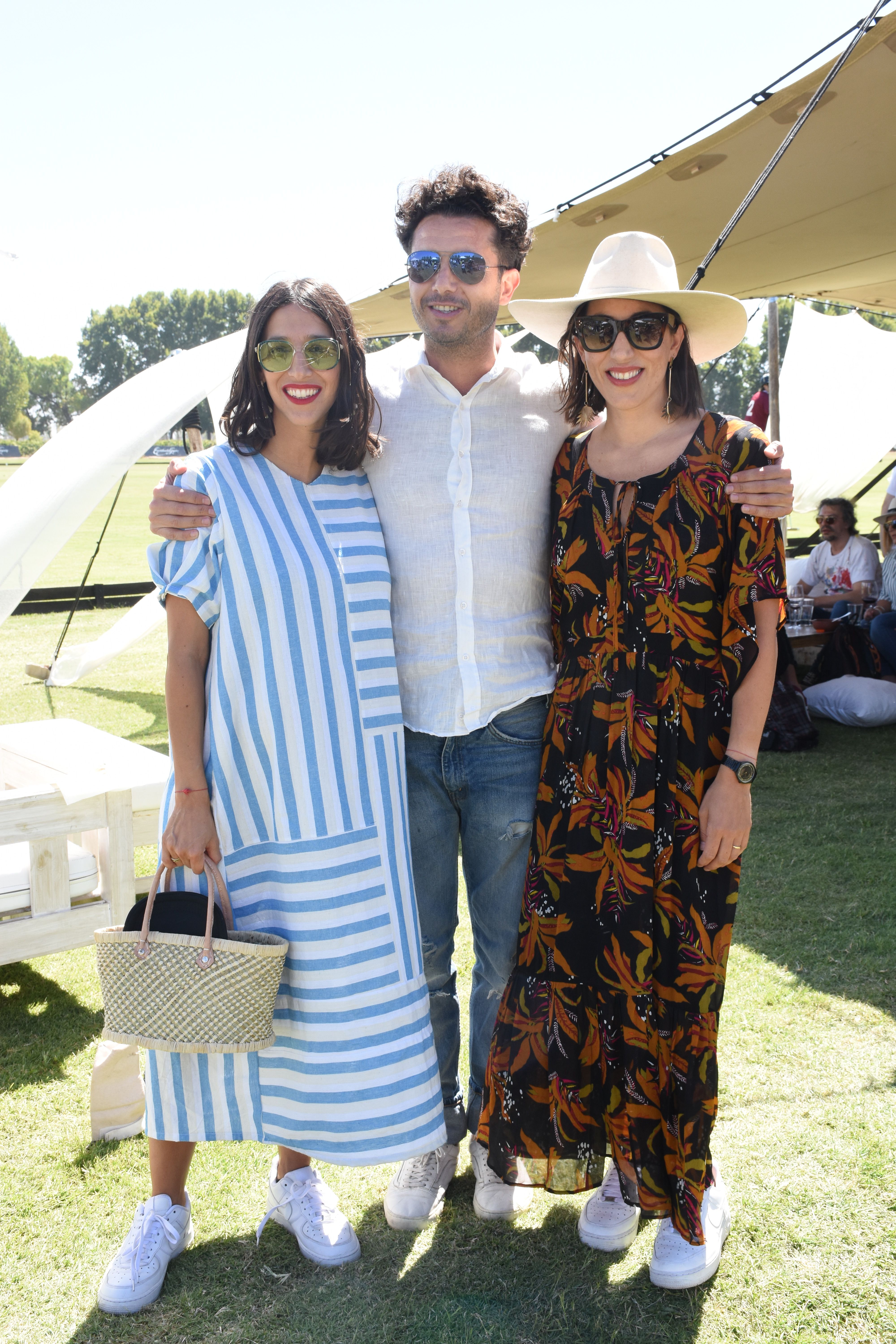 Las hermanas Emilia y Florencia Pereyra junto a Rodrigo Calderón.