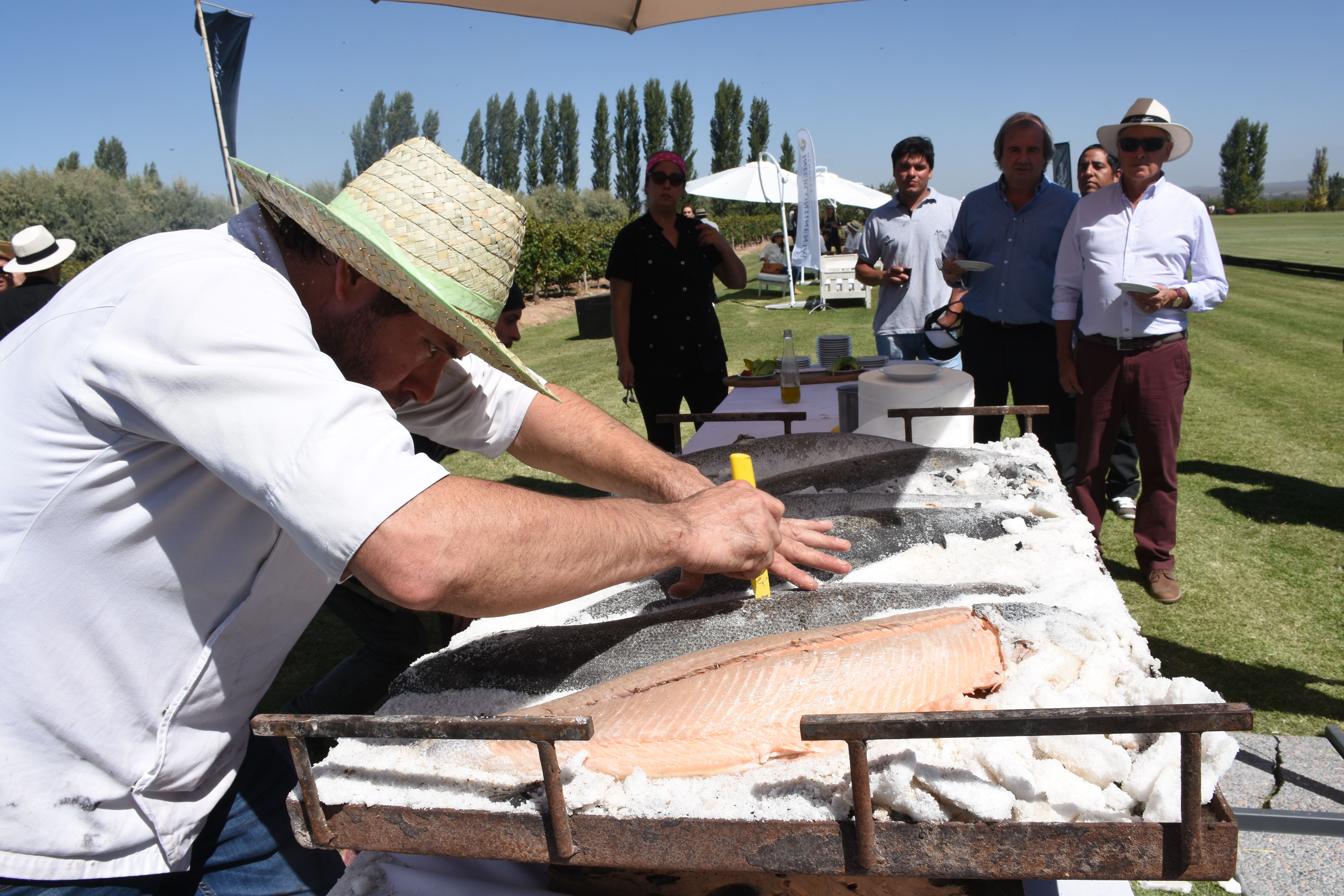 El gran equipo de Francis Mallman deleitó a los invitados con&nbsp; cocina en vivo. El salmón a la sal fue lo más solicitado del menú vendimial.
