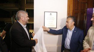 El secretario de Cultura de la provincia Diego Gareca descubre la placa inaugural del Museo con el gobernador Alfredo Cornejo.